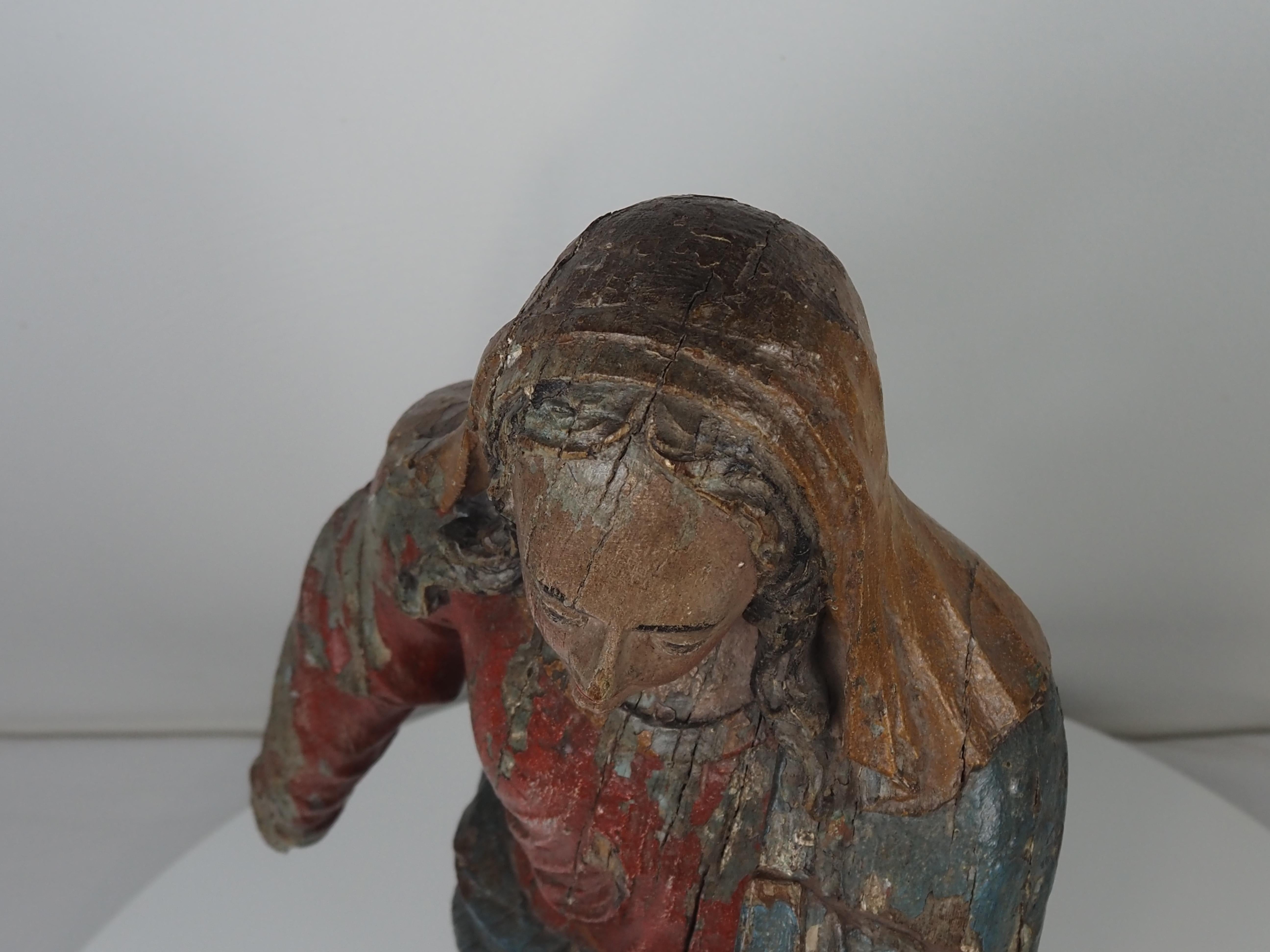 Polychromed Oak Figure of the Virgin, Kneeling, 17th century in vendita 12
