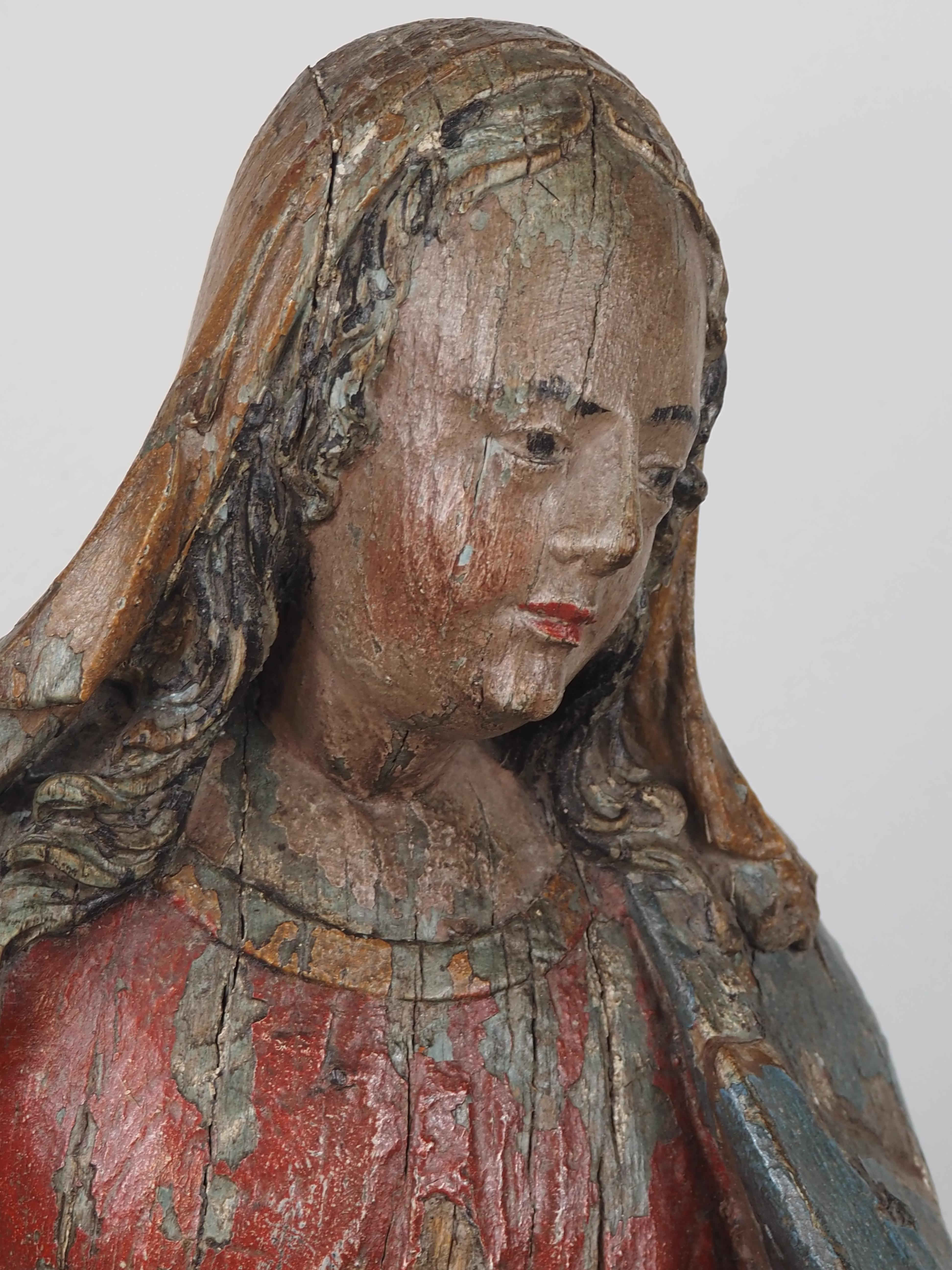 Polychromed Oak Figure of the Virgin, Kneeling, 17th century In condizioni discrete in vendita a Gorssel, GE
