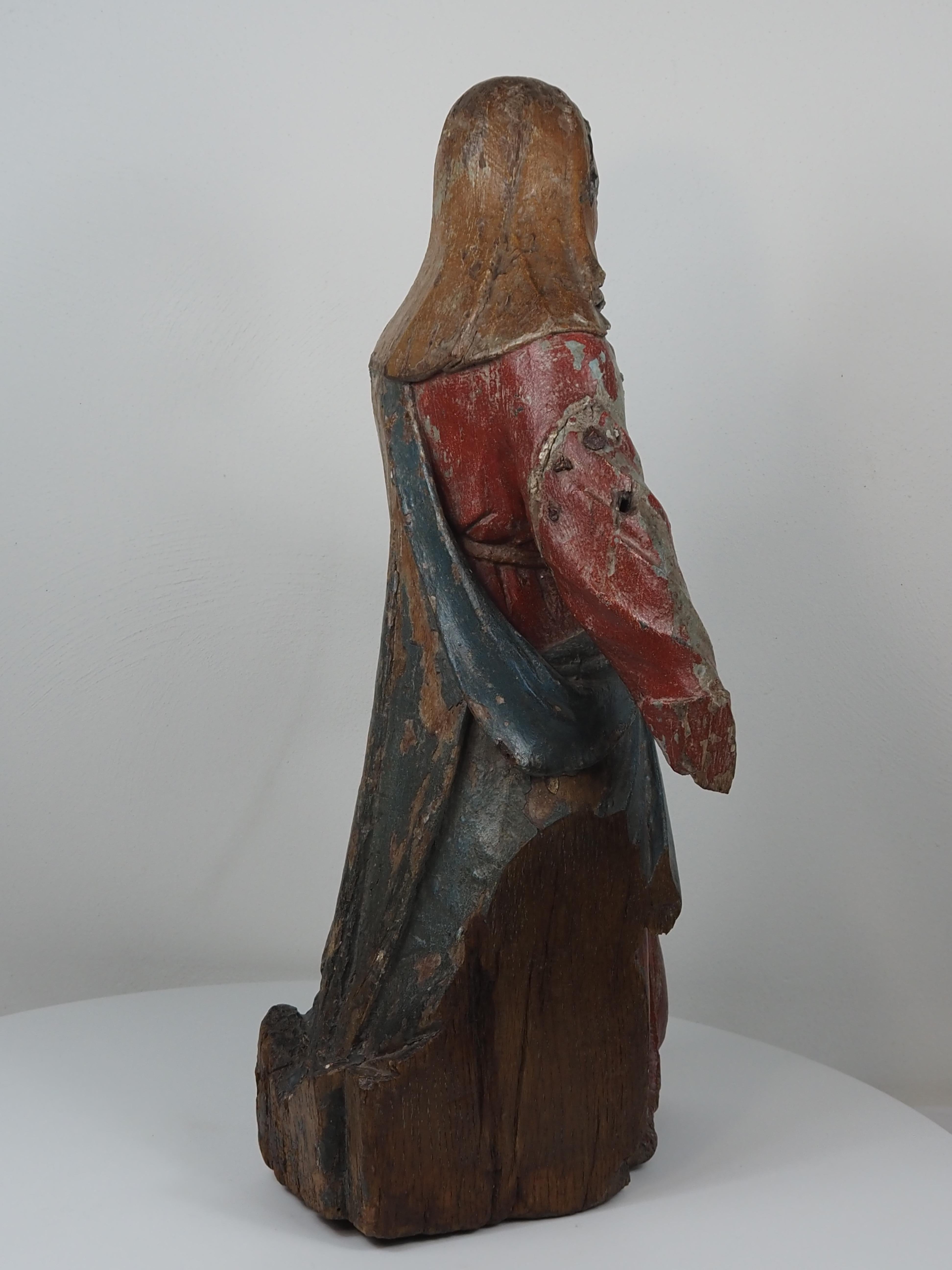 Polychromed Oak Figure of the Virgin, Kneeling, 17th century in vendita 2