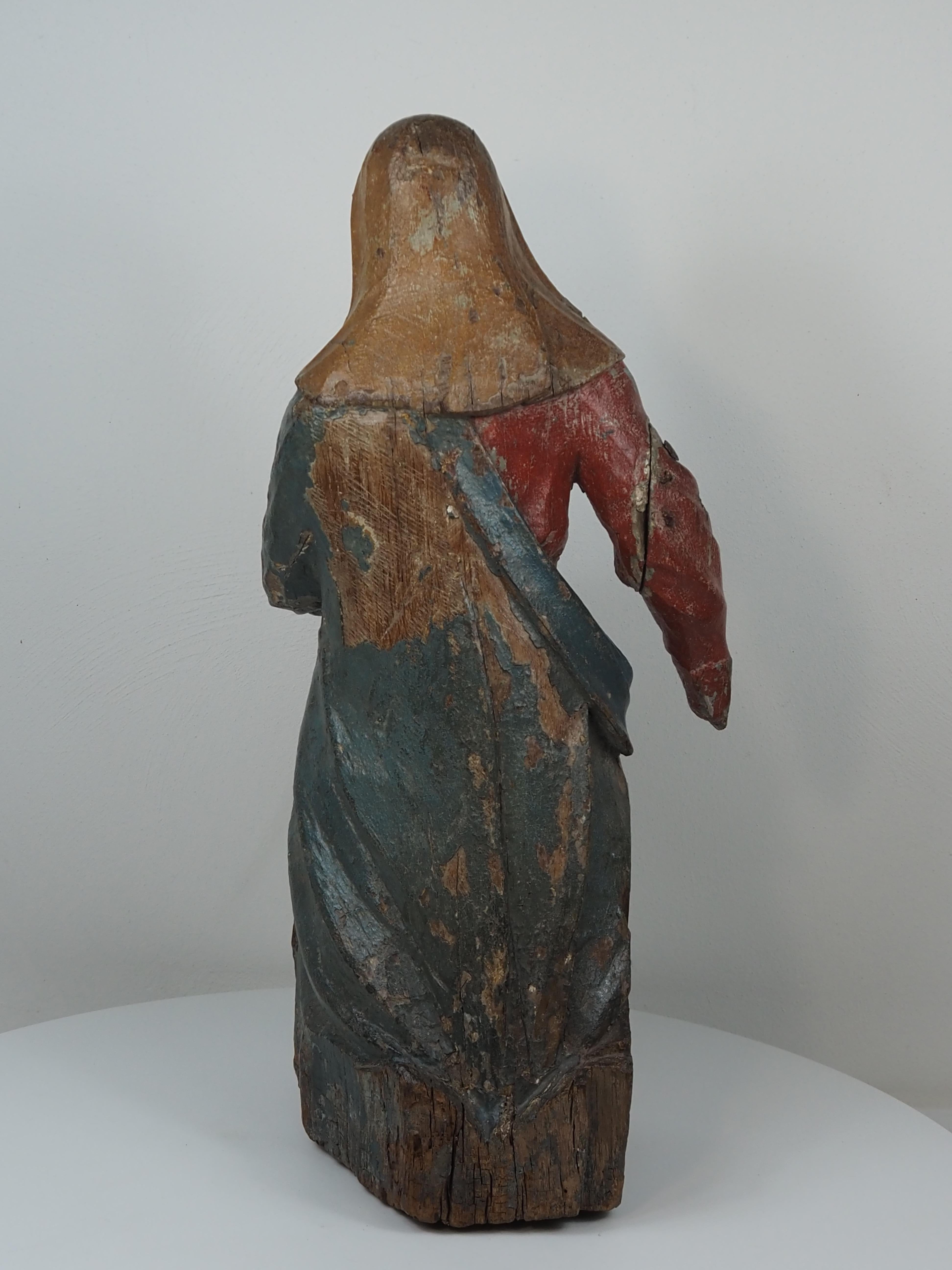 Polychromed Oak Figure of the Virgin, Kneeling, 17th century in vendita 3