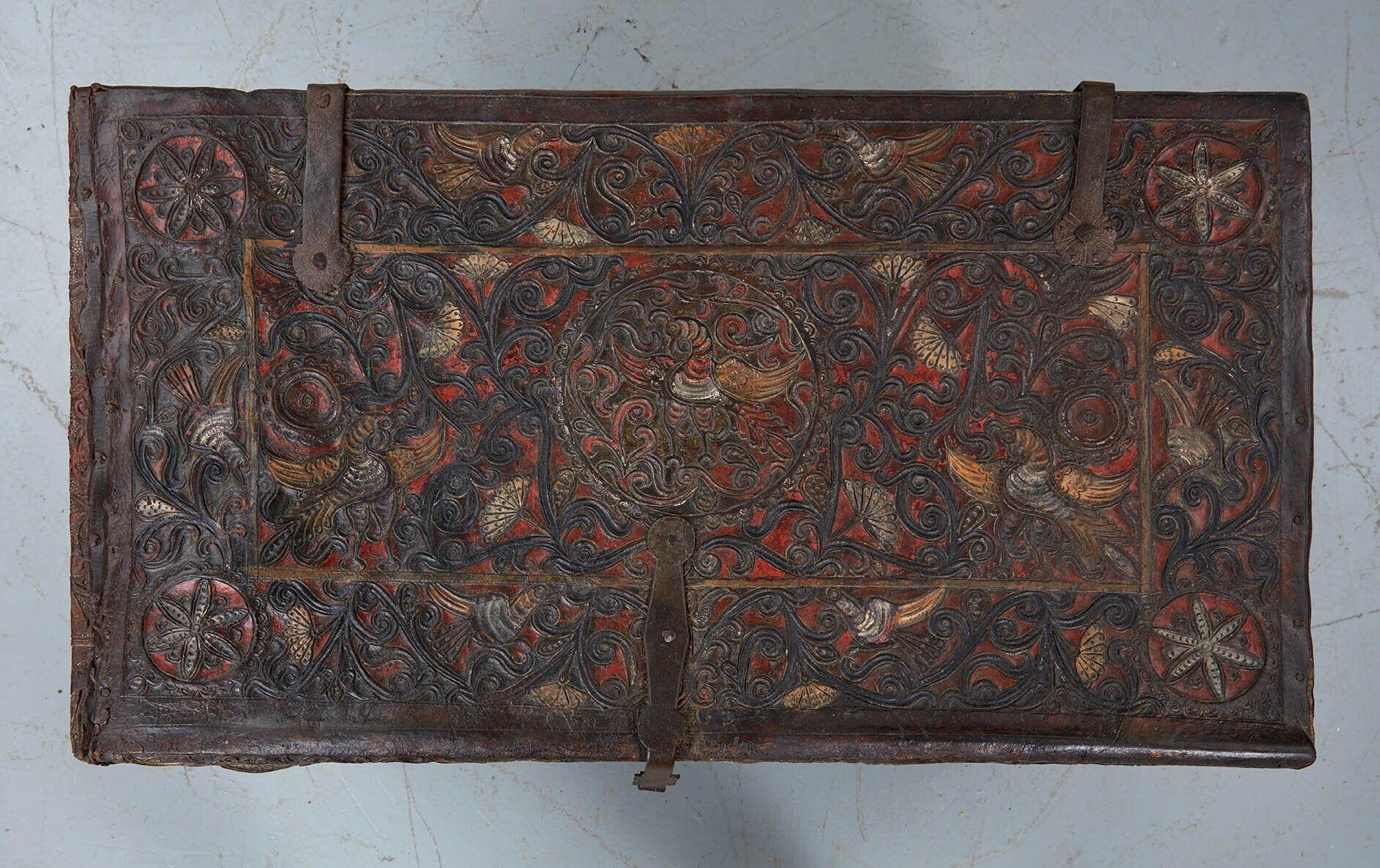 Polychromed Spanish Colonial Leather Trunk In Good Condition For Sale In Greenwich, CT