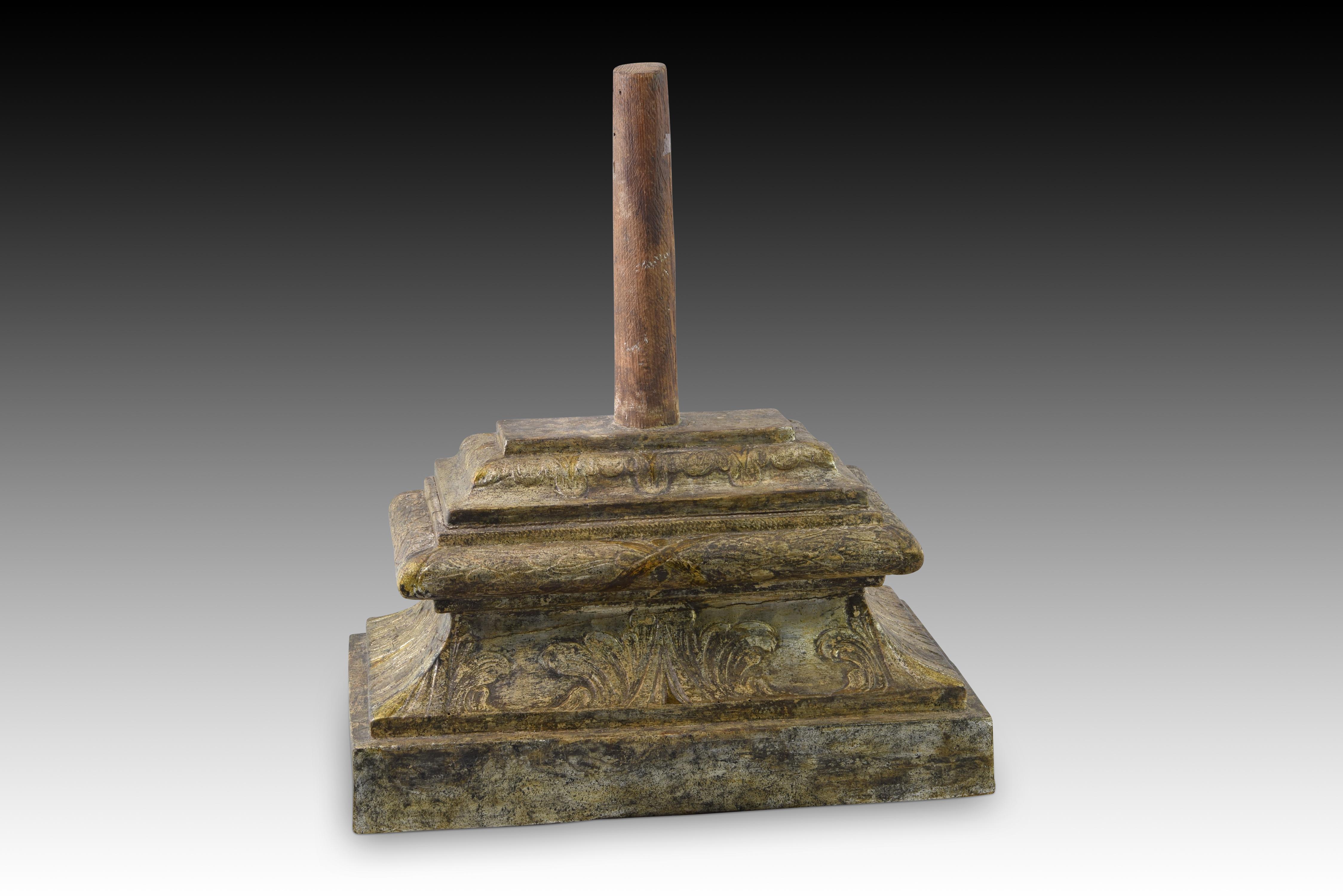 Base. Carved and polychrome wood. Spanish school, 17th century. 
Rectangular base base, made of carved and polychrome wood in gray tones, which has been decorated with a series of moldings and bulls, some smooth and others enhanced with a fine