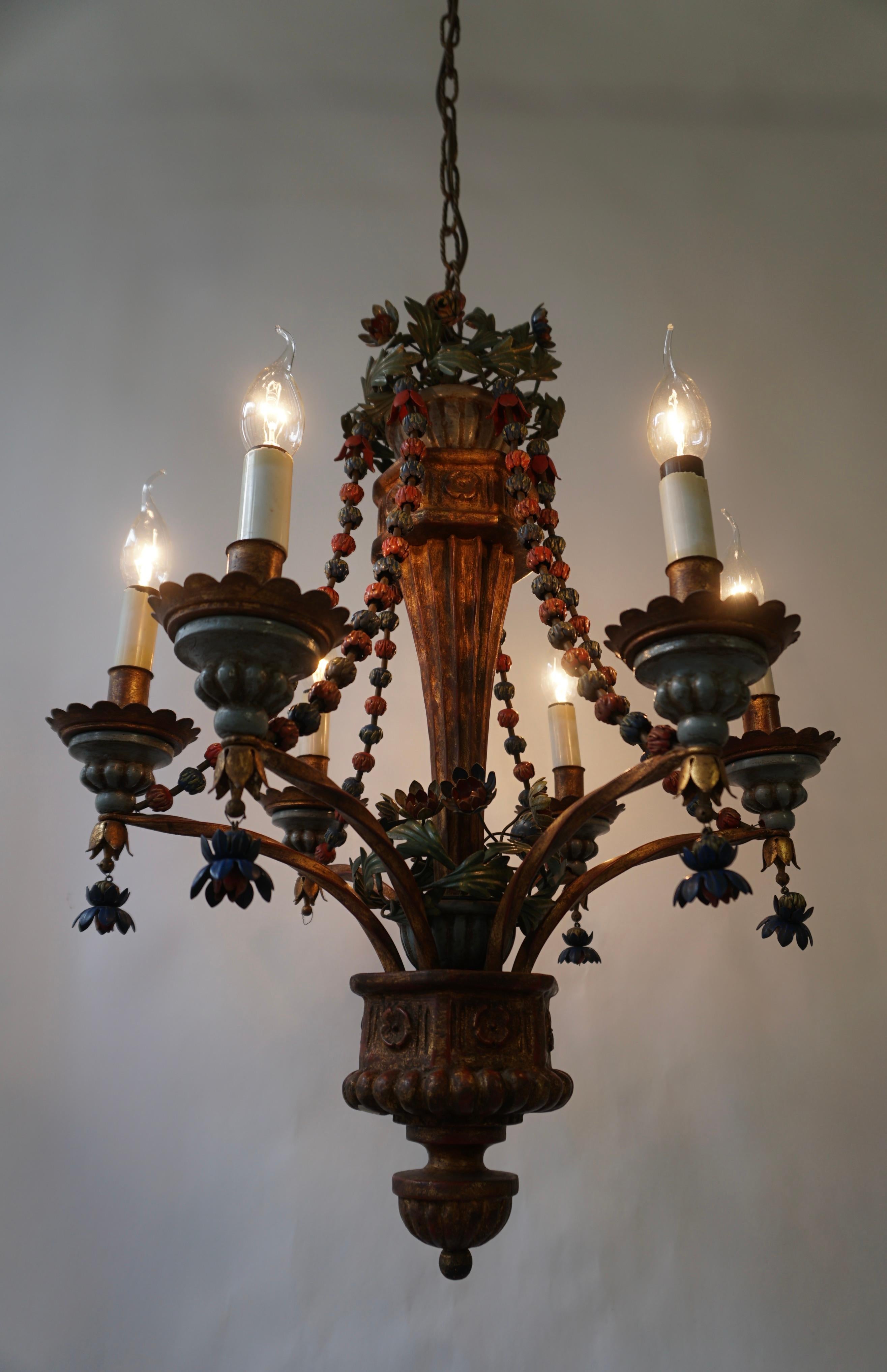 Polychromed Wood, Iron and Tole Italian Flower Chandelier In Good Condition For Sale In Antwerp, BE