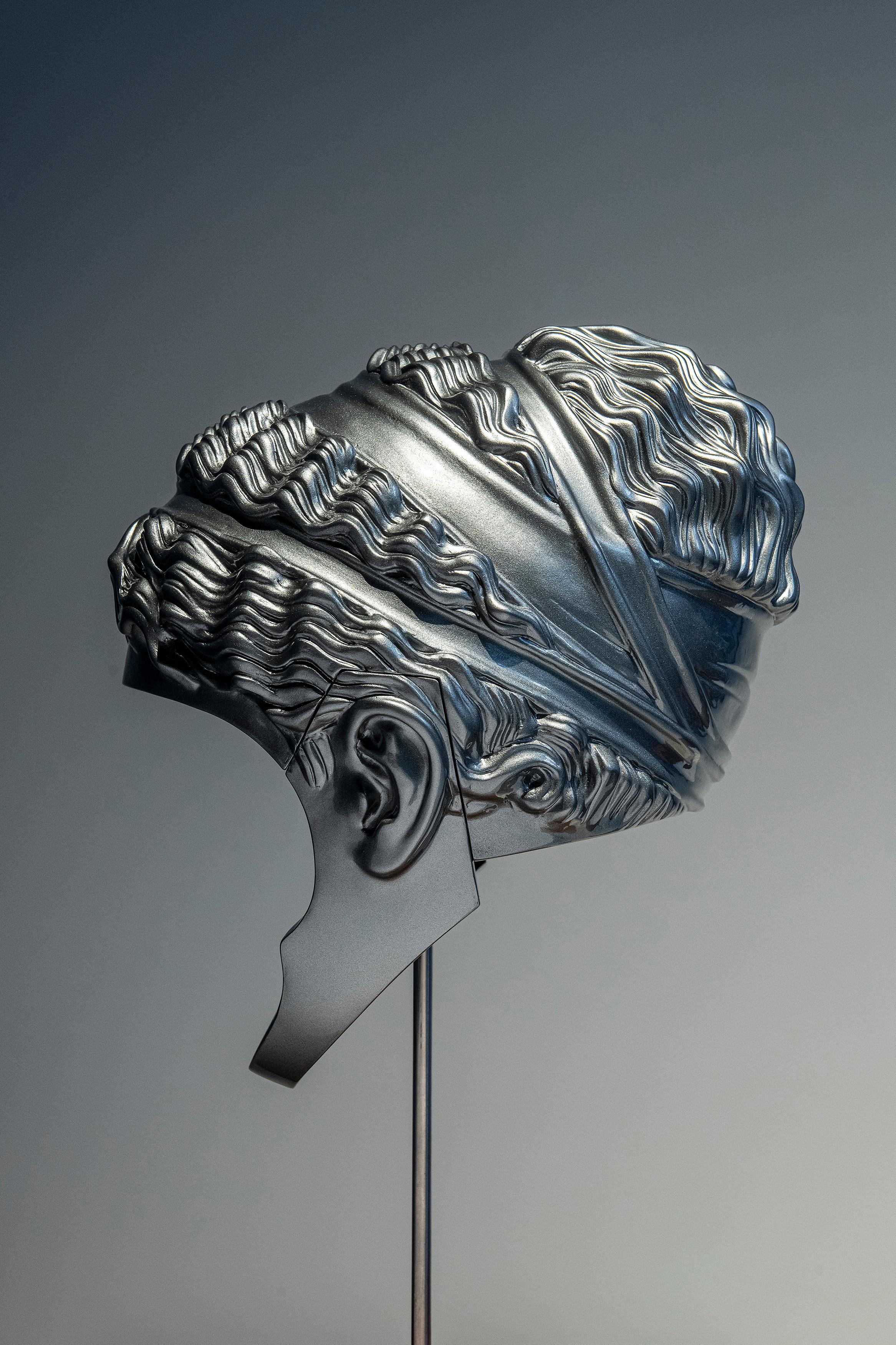 Scultura di casco in resina poliestere intitolata 