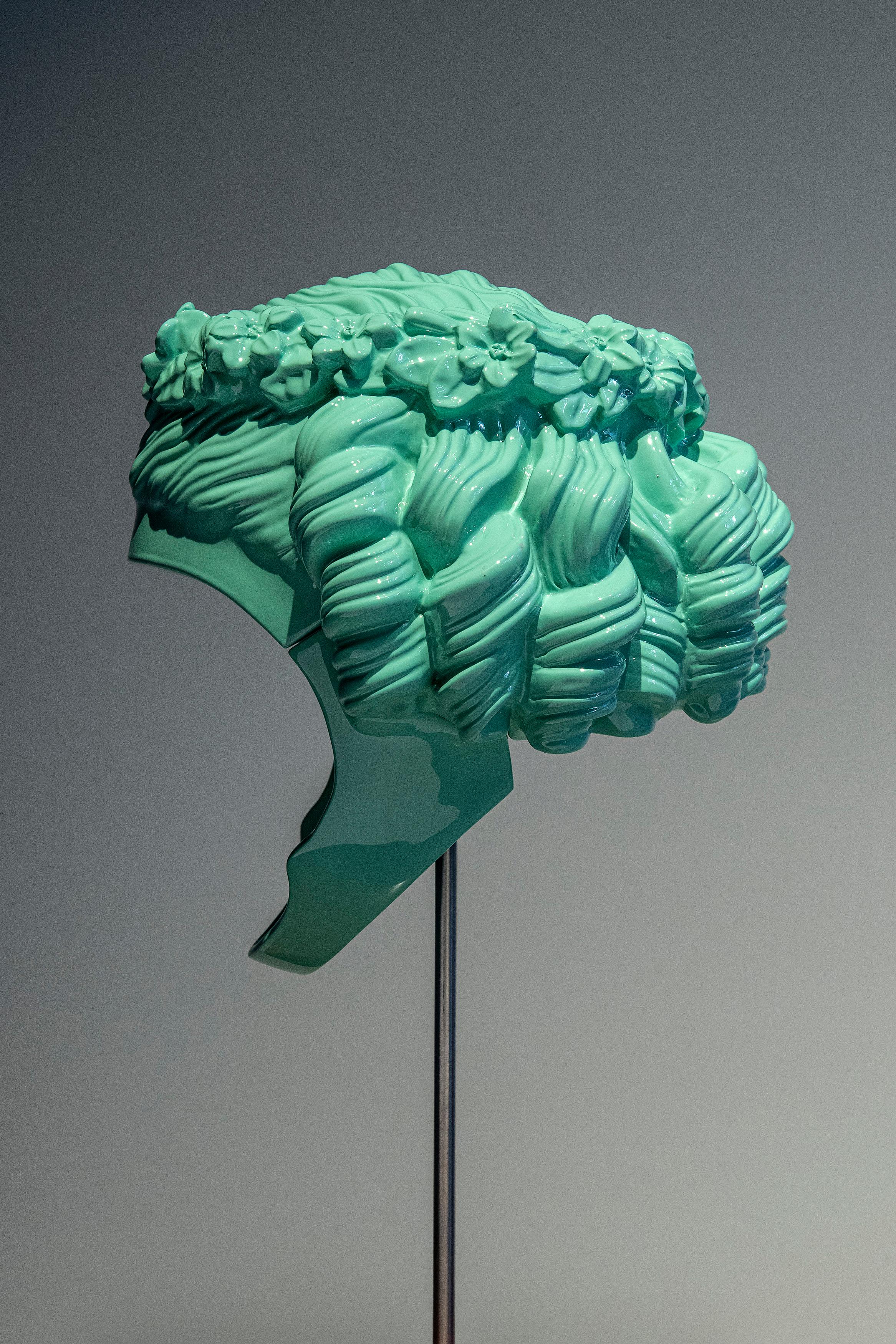 Sculpture de casque en résine de polyester intitulée 