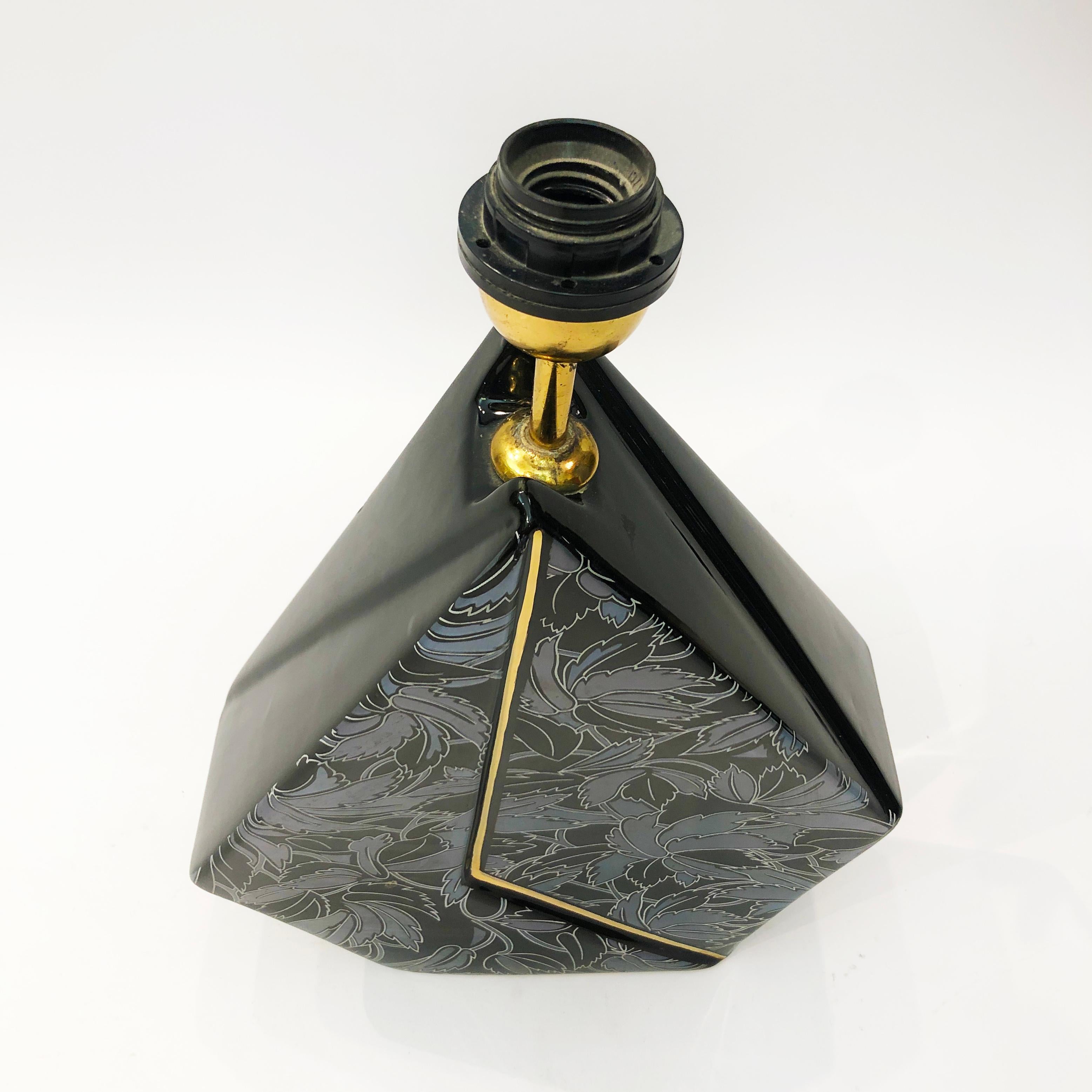 Lámpara de Mesa Poligonal de Cerámica Negra Iridiscente Años 80 Postmoderna Flores Vintage Glaseado en venta