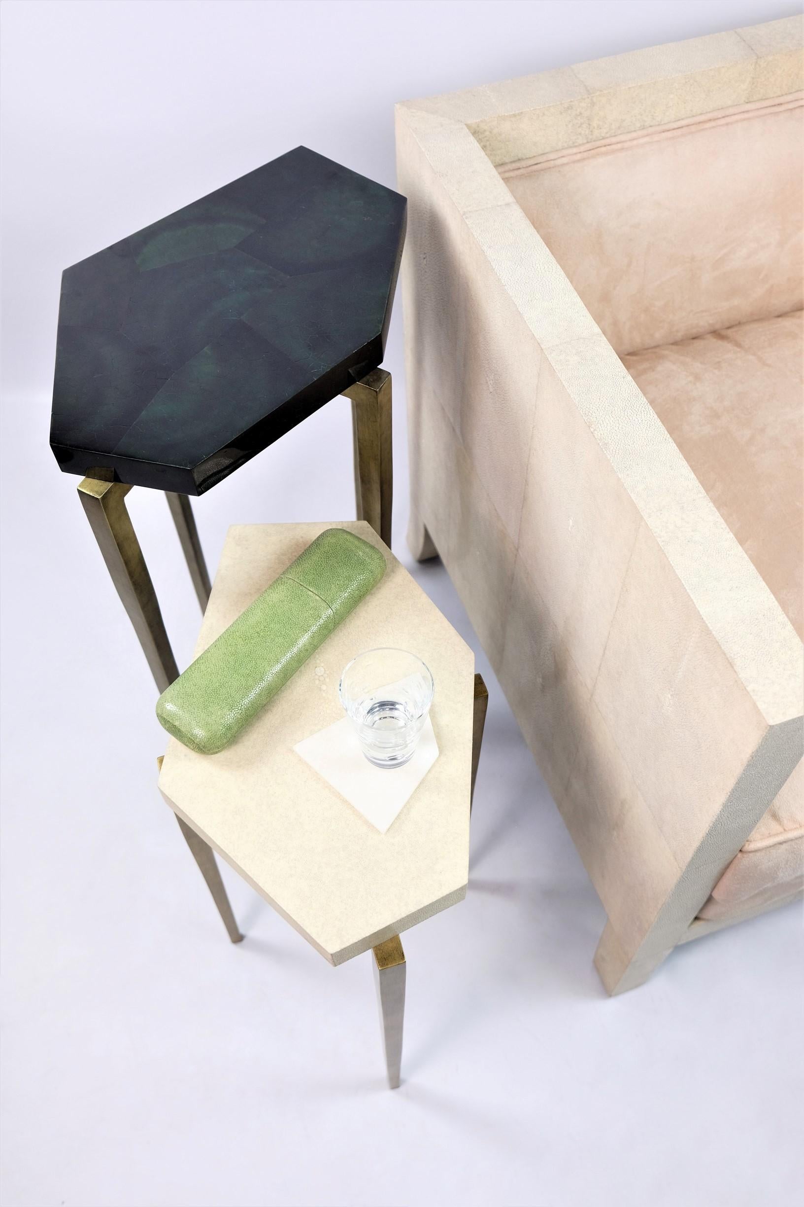 Polygonale Nischentische mit grünen Intarsien und Patina aus Messing von Ginger Brown im Angebot 2