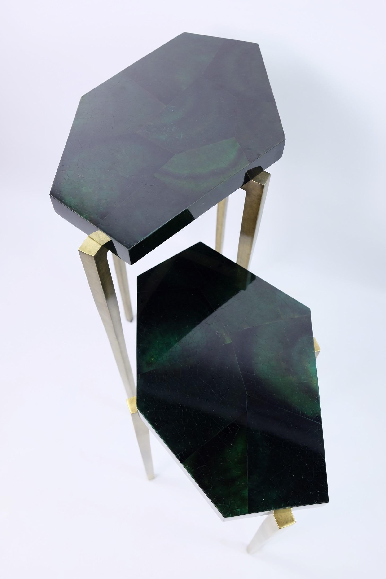 Futuriste Tables gigognes polygonales en marqueterie verte et patine laiton ancien par Ginger Brown en vente