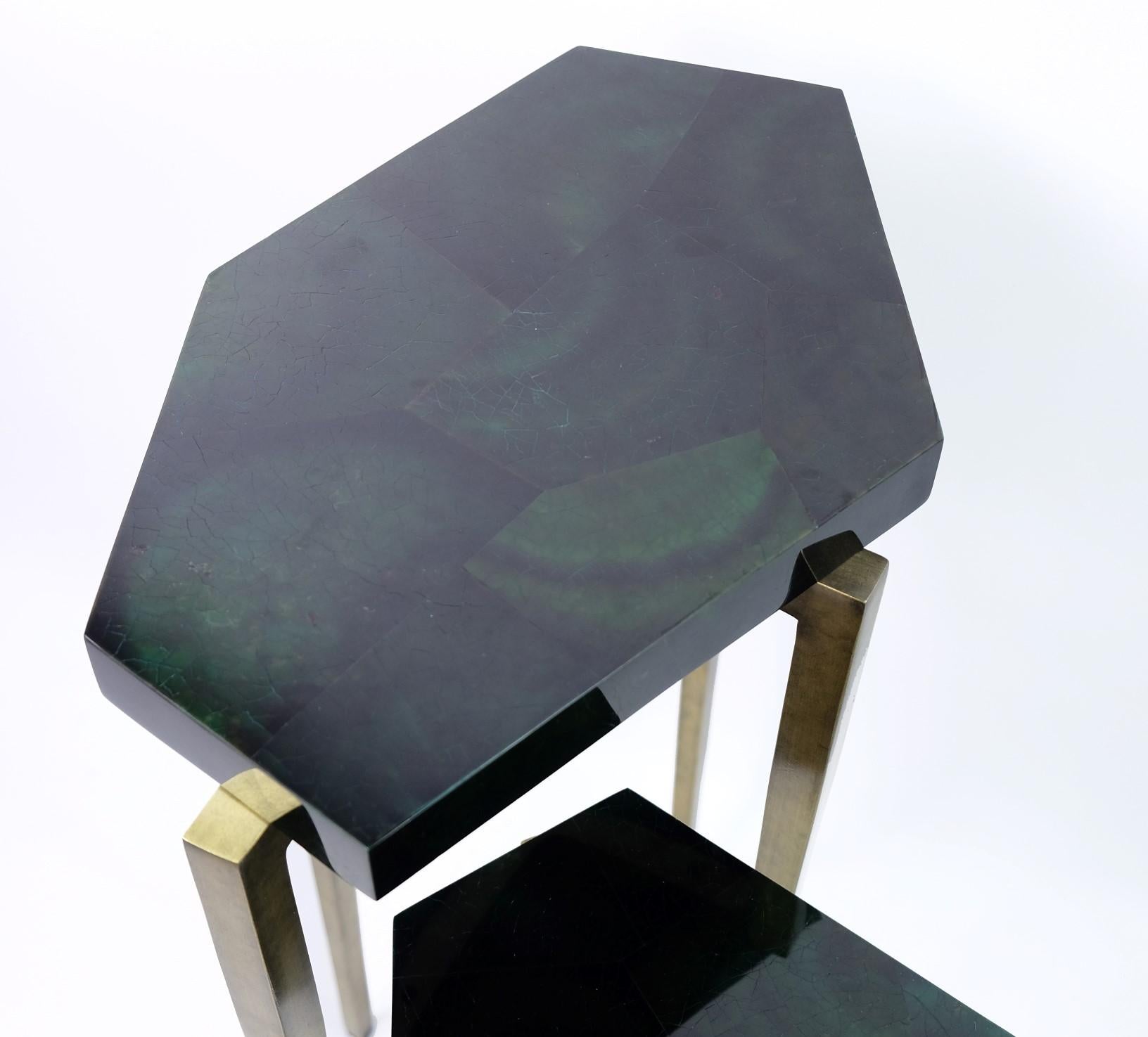 Marqueterie Tables gigognes polygonales en marqueterie verte et patine laiton ancien par Ginger Brown en vente