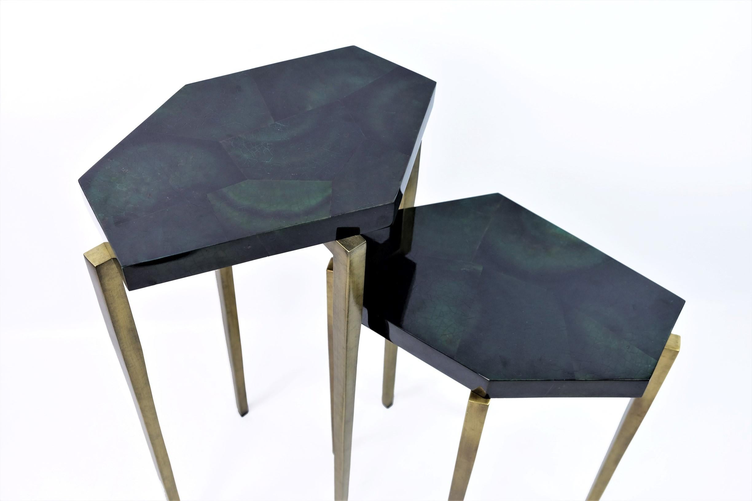 XXIe siècle et contemporain Tables gigognes polygonales en marqueterie verte et patine laiton ancien par Ginger Brown en vente