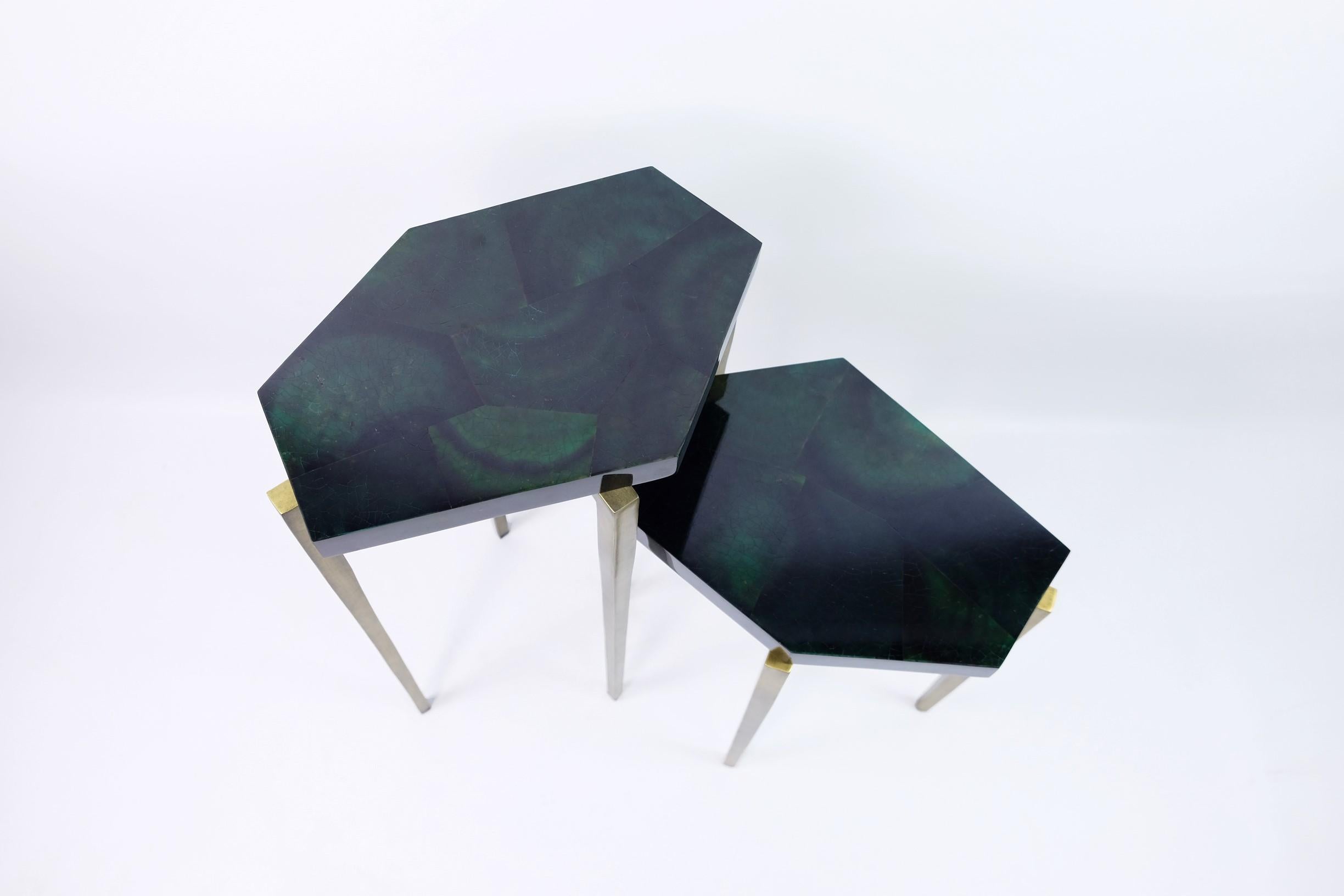 Bois Tables gigognes polygonales en marqueterie verte et patine laiton ancien par Ginger Brown en vente