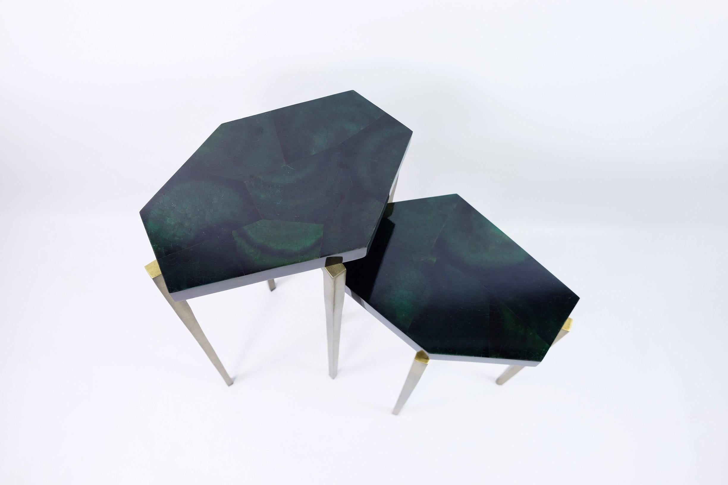 Polygonale Nischentische mit grünen Intarsien und Patina aus Messing von Ginger Brown (Holz) im Angebot
