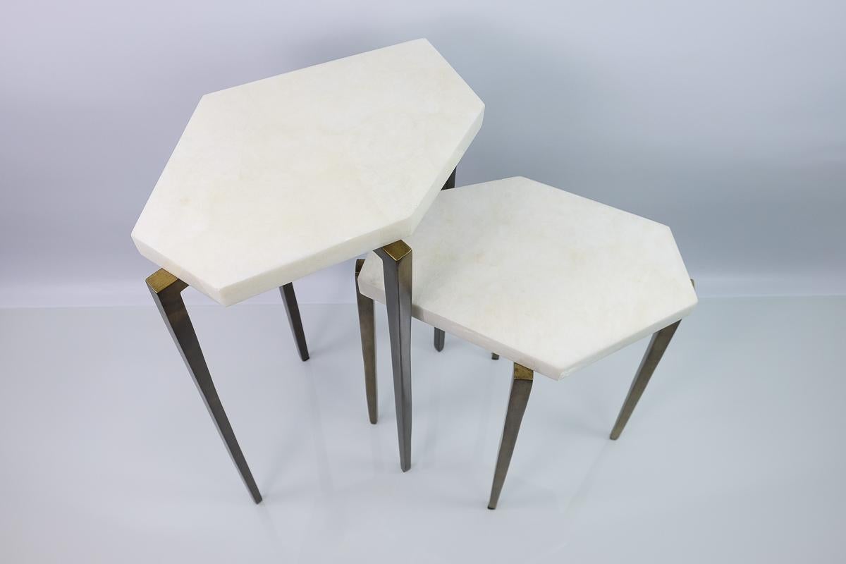 Marqueterie Tables gigognes polygonales en cristal de roche et patine laiton par Ginger Brown en vente