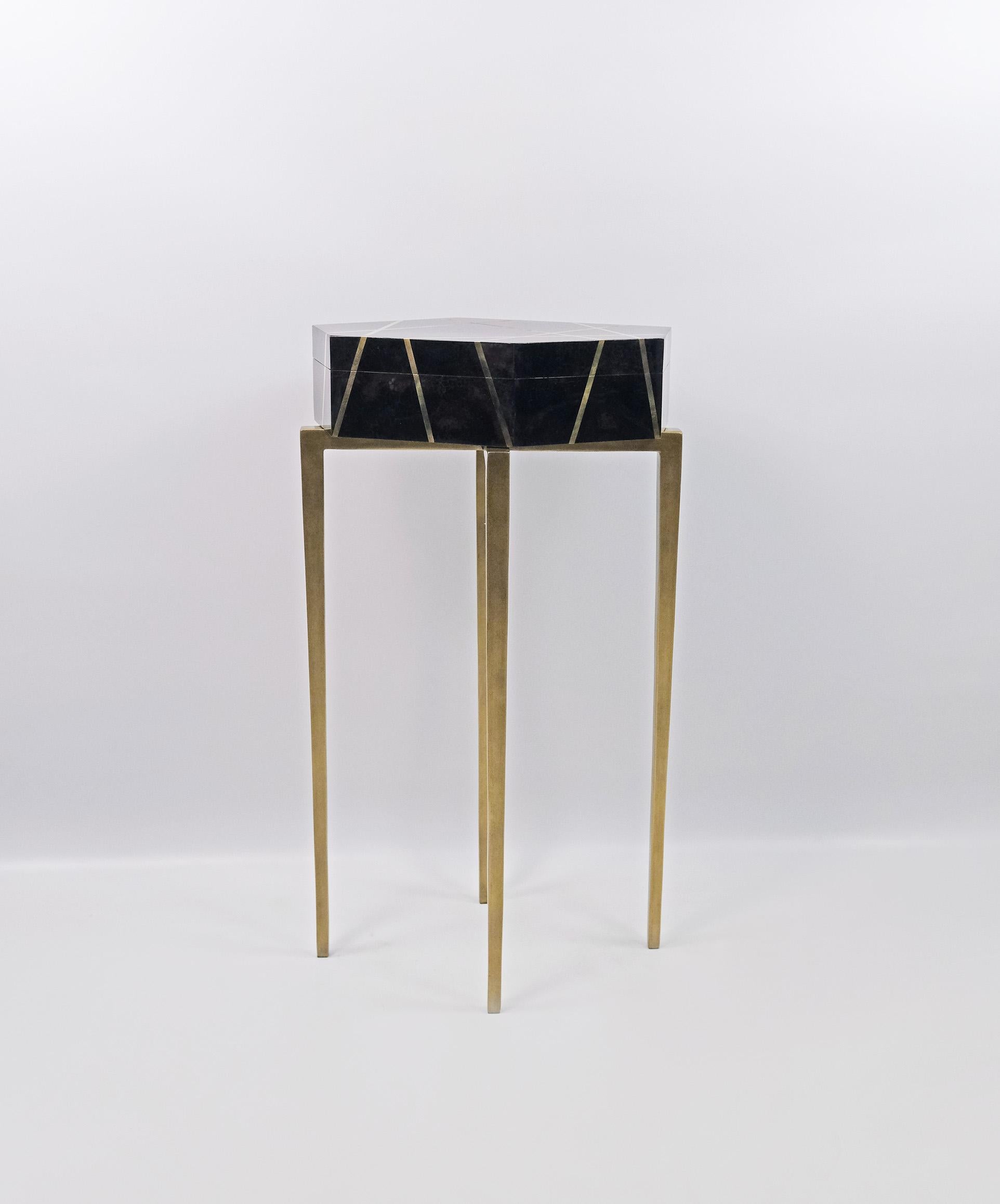 Polygonal pedestal box in Black Marquetry and Brass by Ginger Brown In New Condition For Sale In Bourguebus, FR