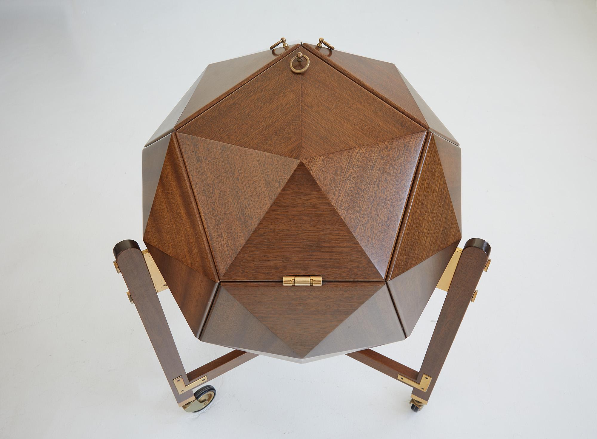 Meuble bar dessiné par M. Vuillermoz et produit par Design/One, France, vers 1960.

Le meuble bar présente un étonnant design en 