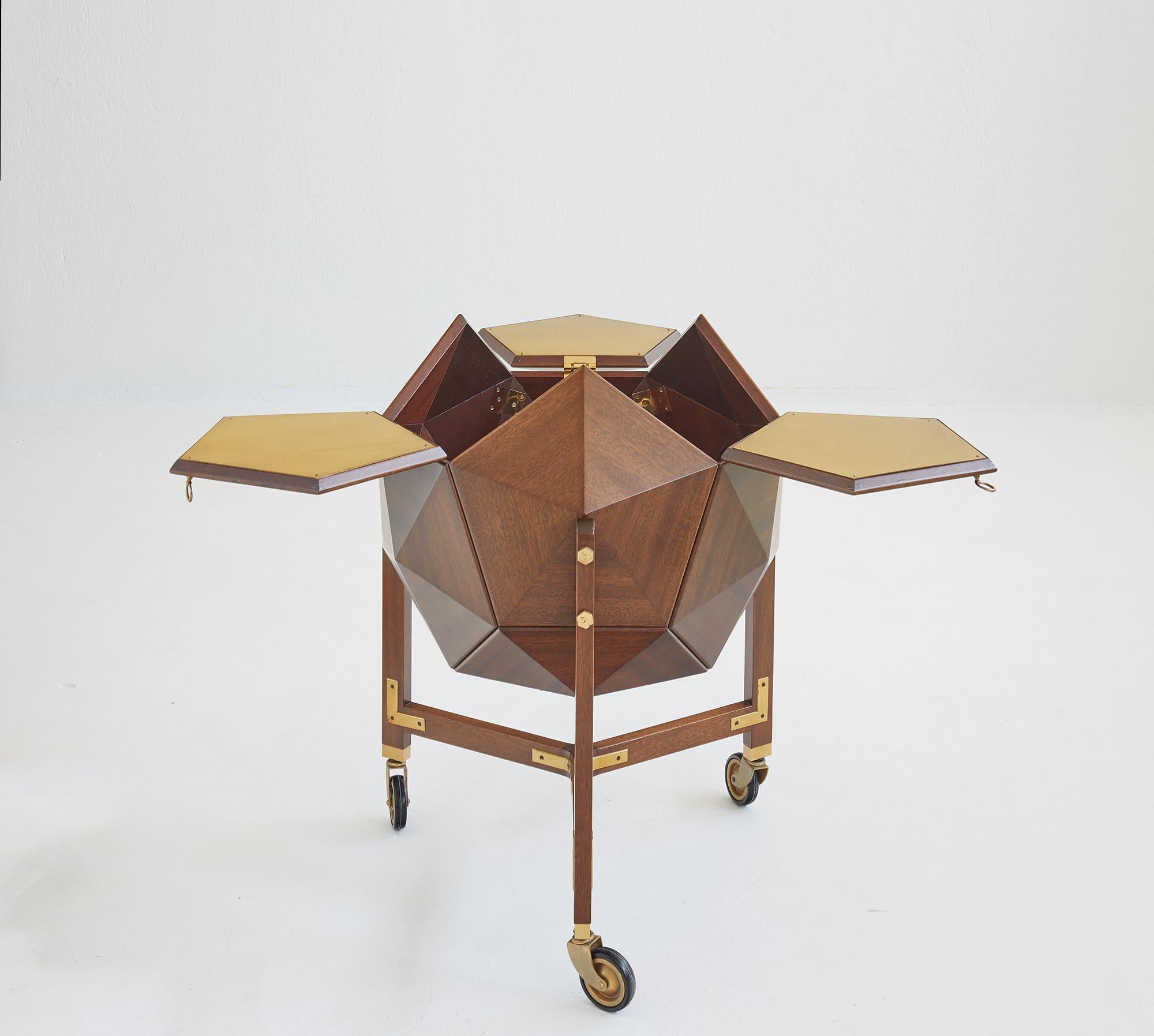Laiton Meuble de bar en polyèdre de M. Vuillermoz, France, vers 1960