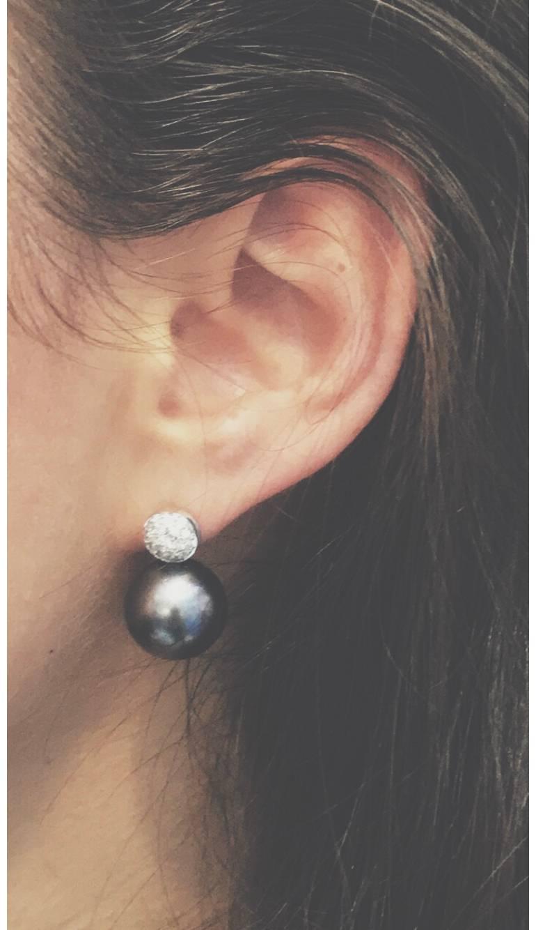 36 VVS F White Diamonds
Polynesian Cultured Pearls, 13.5mm in size

Two discs of 36 White Diamonds crown these Cultured Grey/ Violet Polynesian Pearl Earrings.
Handmade in our 150 year old Italian workshop, they are truly stunning pair of earrings.