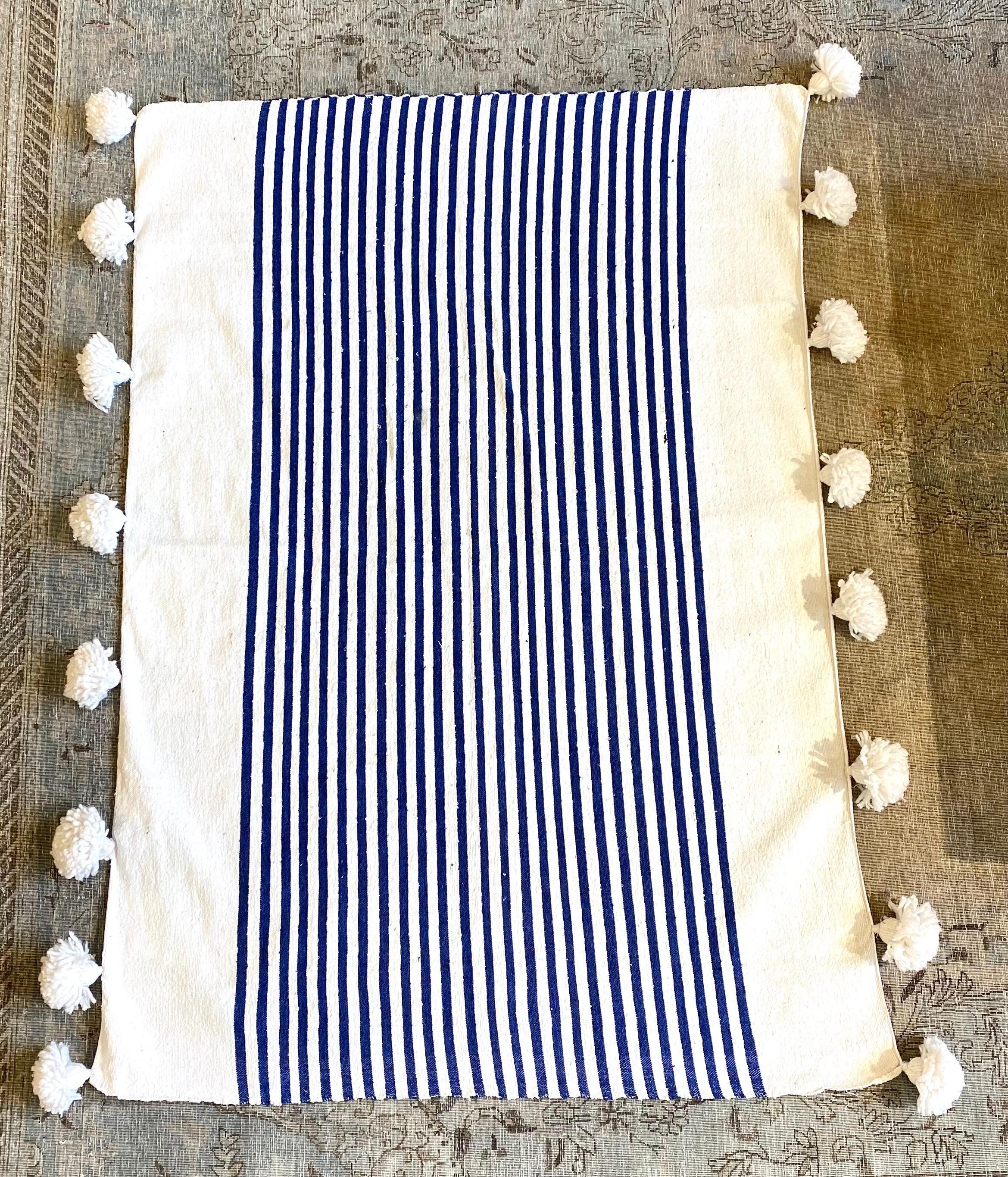 Pom cotton white/blue blanket

Measures: 60