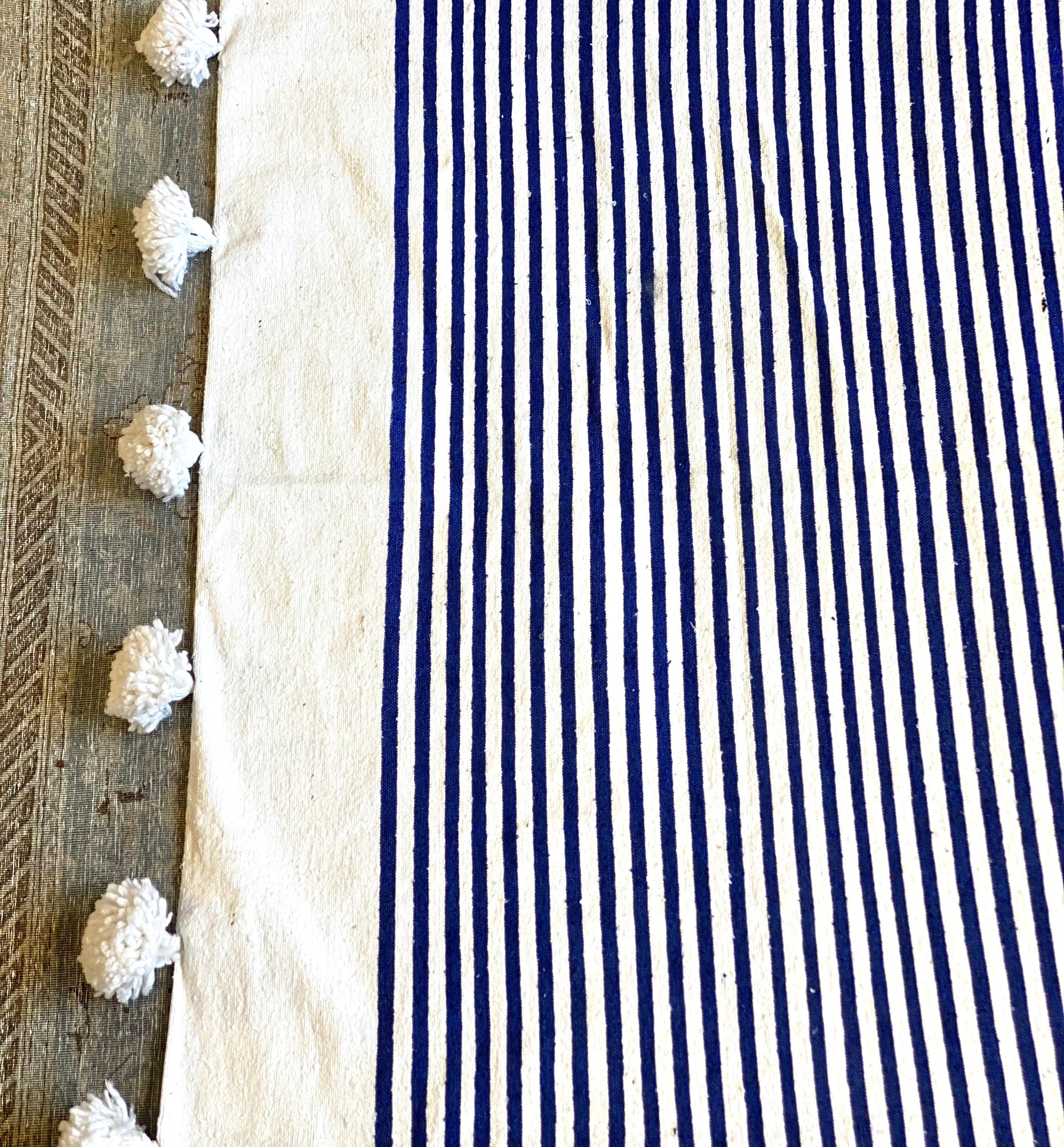 Contemporary Pom Cotton White/Blue Blanket