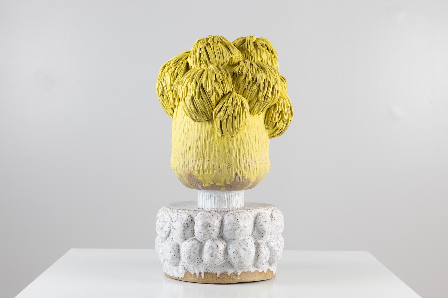 Américain Sculpture de pompon en céramique émaillée de Trish DeMasi en vente