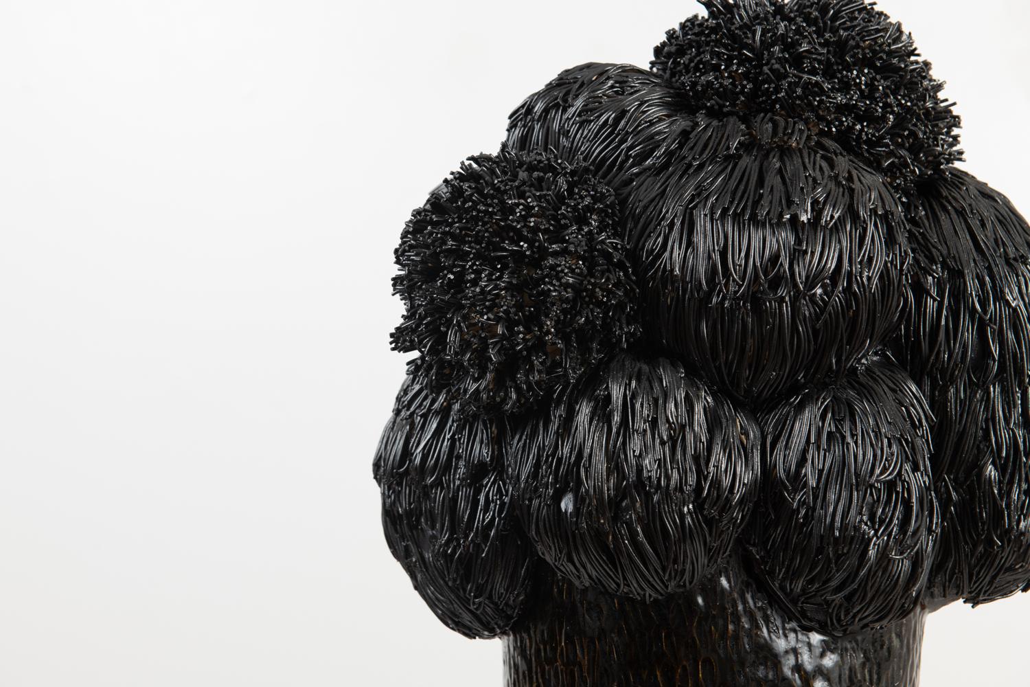 Escultura Pom de cerámica esmaltada de Trish DeMasi Glaseado en venta