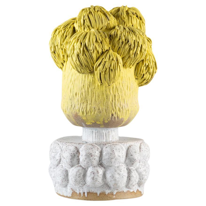 Scultura Pom in ceramica smaltata di Trish DeMasi