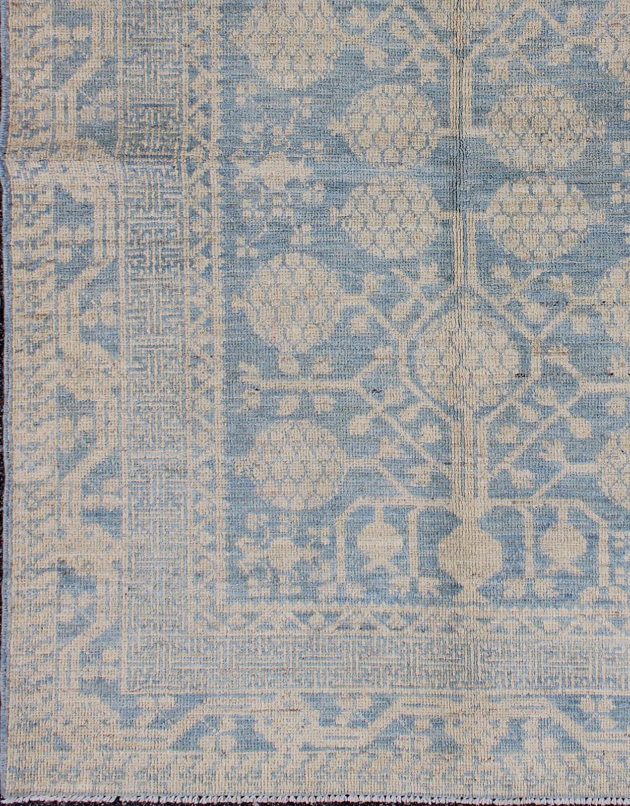 Moderner Khotan-Teppich in Granatapfeldesign in Hellblau und Creme (Afghanisch) im Angebot