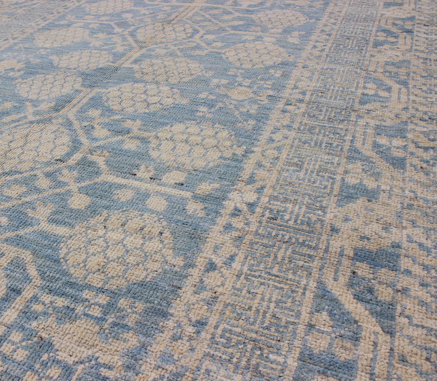 Moderner Khotan-Teppich in Granatapfeldesign in Hellblau und Creme (21. Jahrhundert und zeitgenössisch) im Angebot