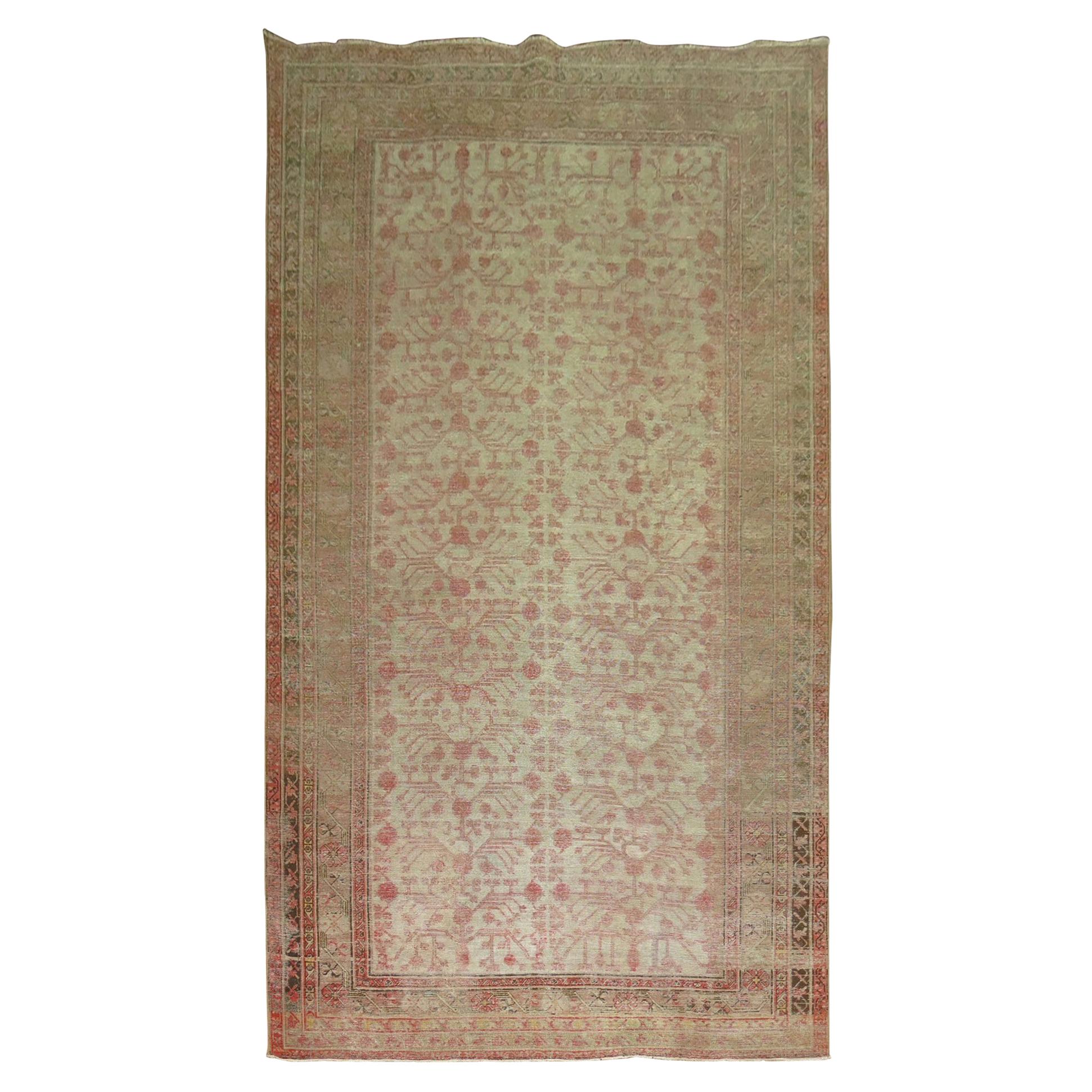 Granatapfel Khotan Shabby Chic Ende des 19. Jahrhunderts Großer Galeriegroßer Teppich im Angebot
