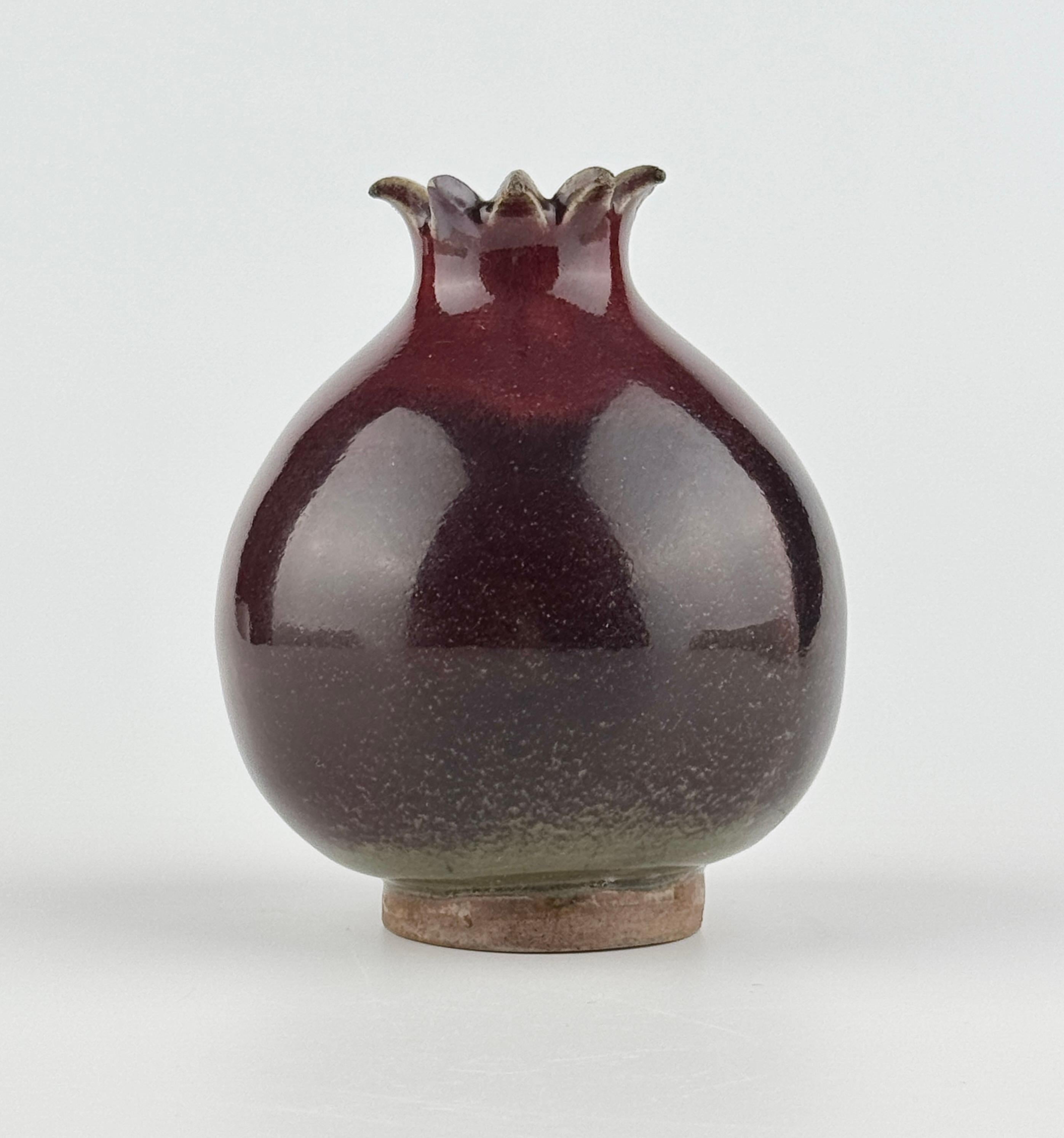 Hong Kong Vaso a forma di melograno in rame smaltato di rosso, periodo Yuan Ming in vendita