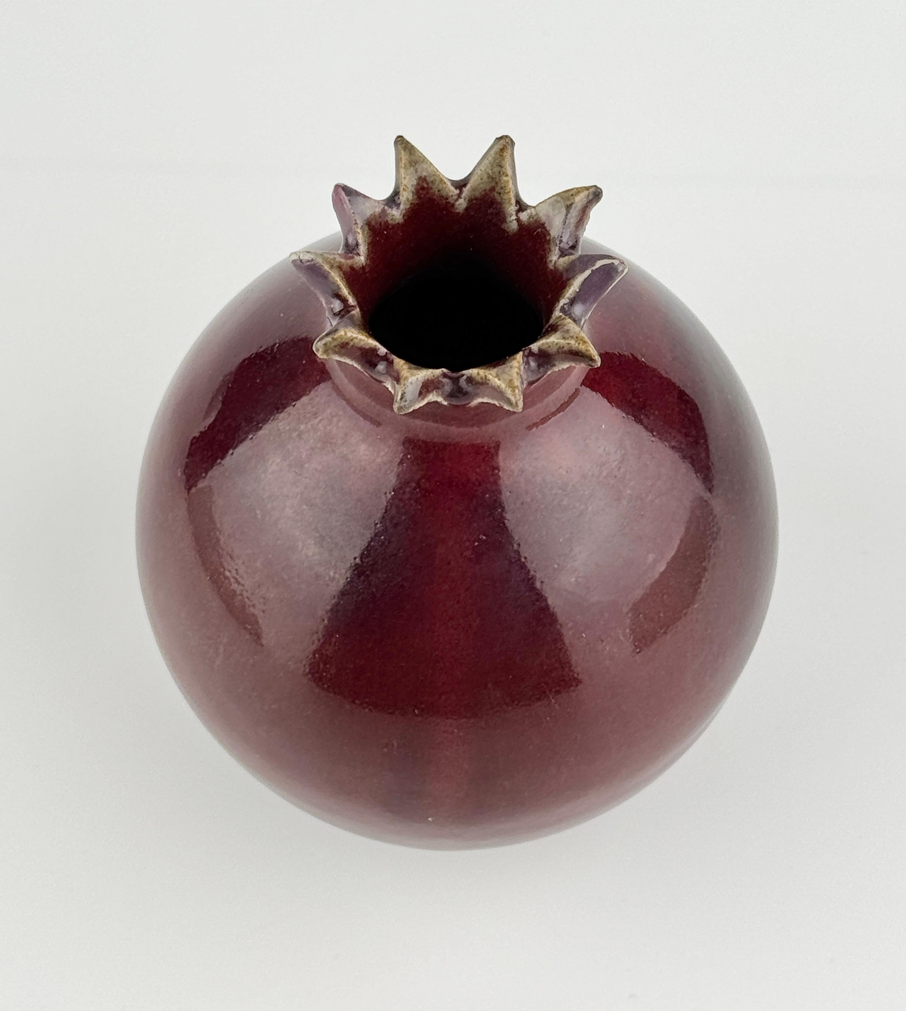 Fino al XVIII secolo Vaso a forma di melograno in rame smaltato di rosso, periodo Yuan Ming in vendita
