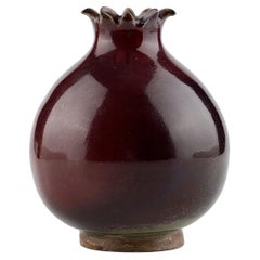 Vaso a forma di melograno in rame smaltato di rosso, periodo Yuan Ming