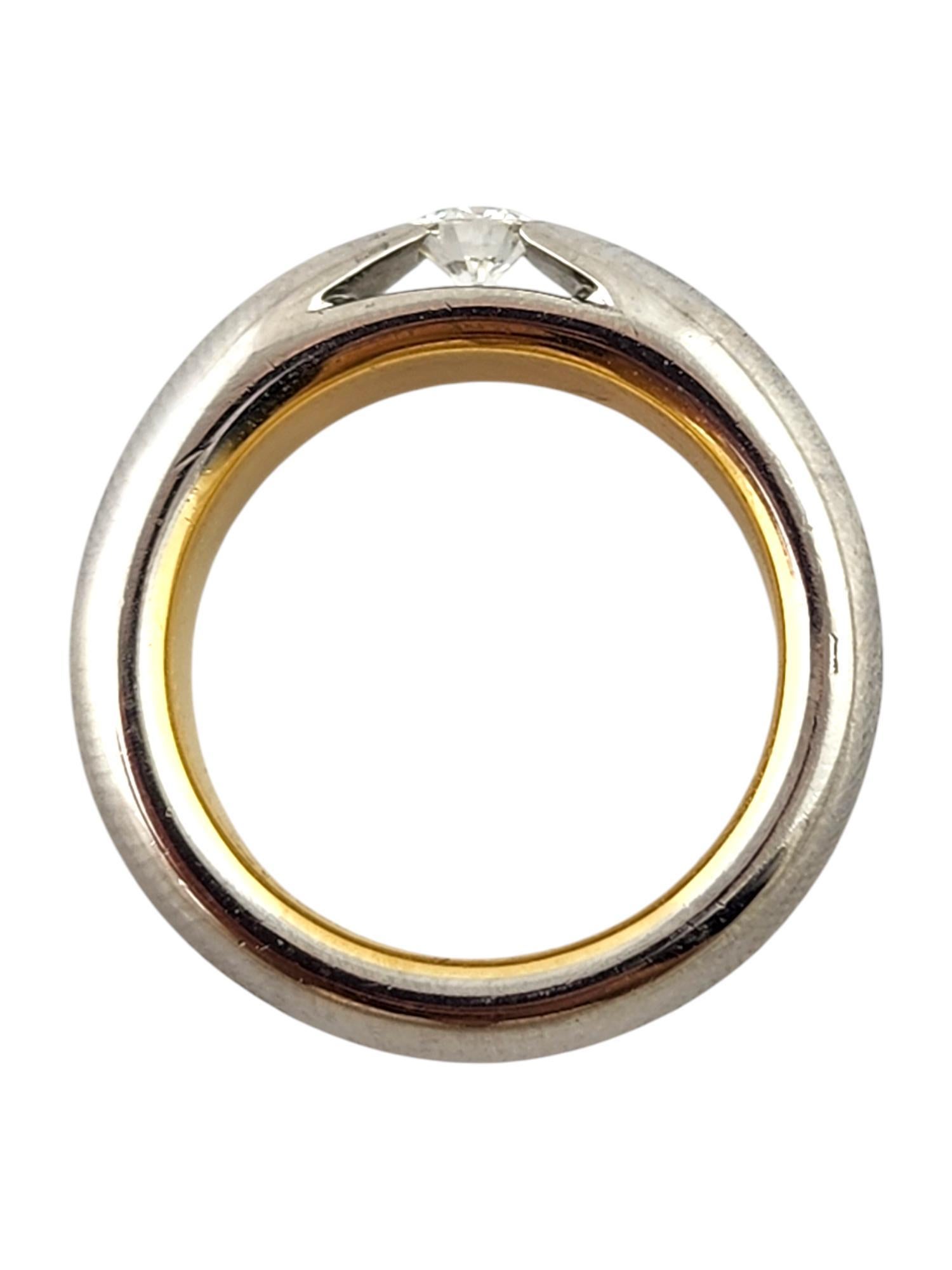 Pomellato Bague en or blanc et jaune 18 carats avec diamants taille 6.5

Cette magnifique bague de Whiting est en or blanc 18 carats à l'extérieur et en or jaune à l'intérieur. Elle est ornée d'un diamant étincelant !

Taille de l'anneau : 6.5
Queue