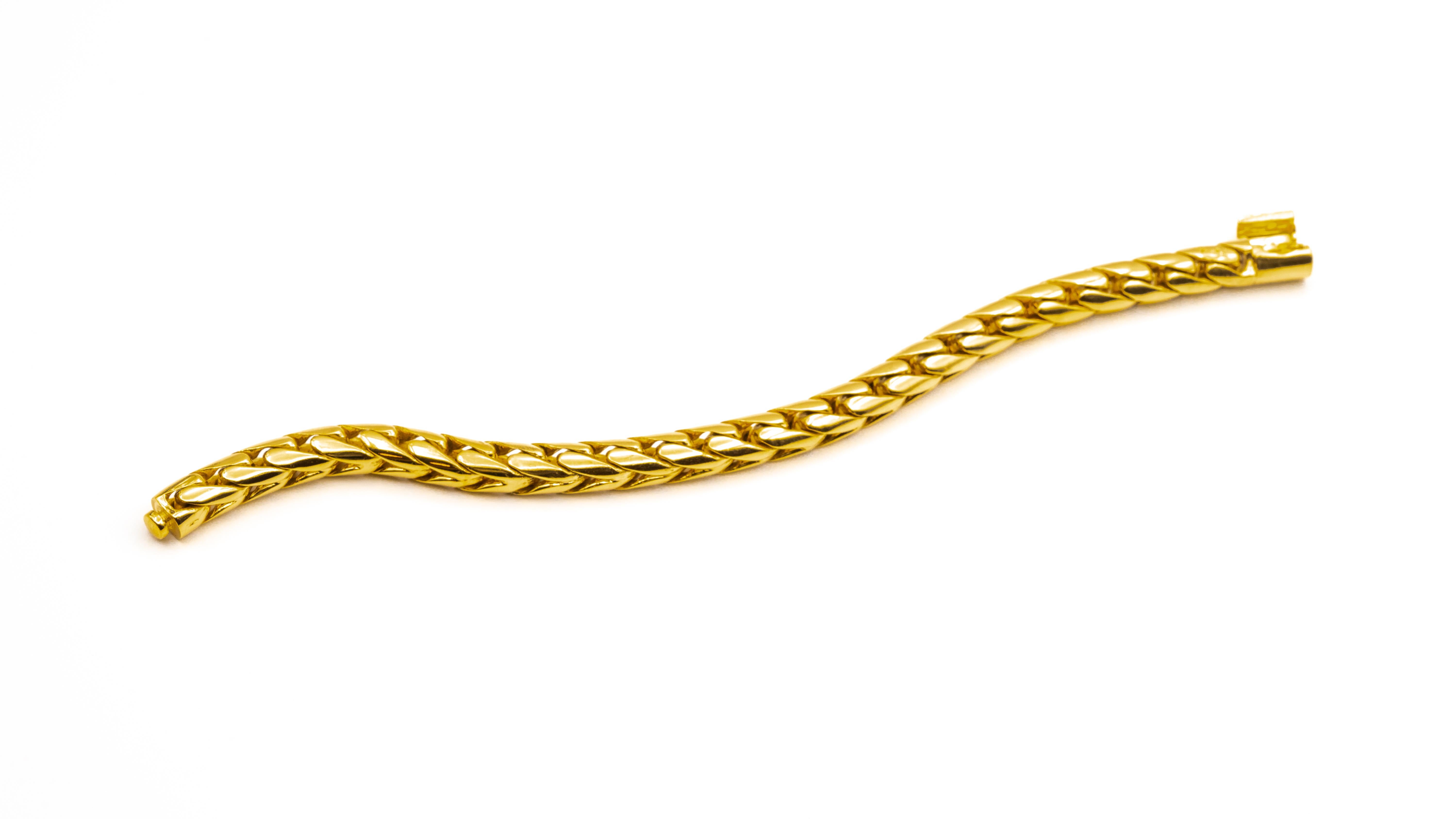 Pomellato 18K Yellow Gold Tubular Herringbone Bracelet  
This fabulous vintage Pomellato link bracelet features thick tubular links in a herringbone pattern, weighs an impressive 98 grams , and measures 8 inches long, 
Brand: Pomellato 
Weight: 98