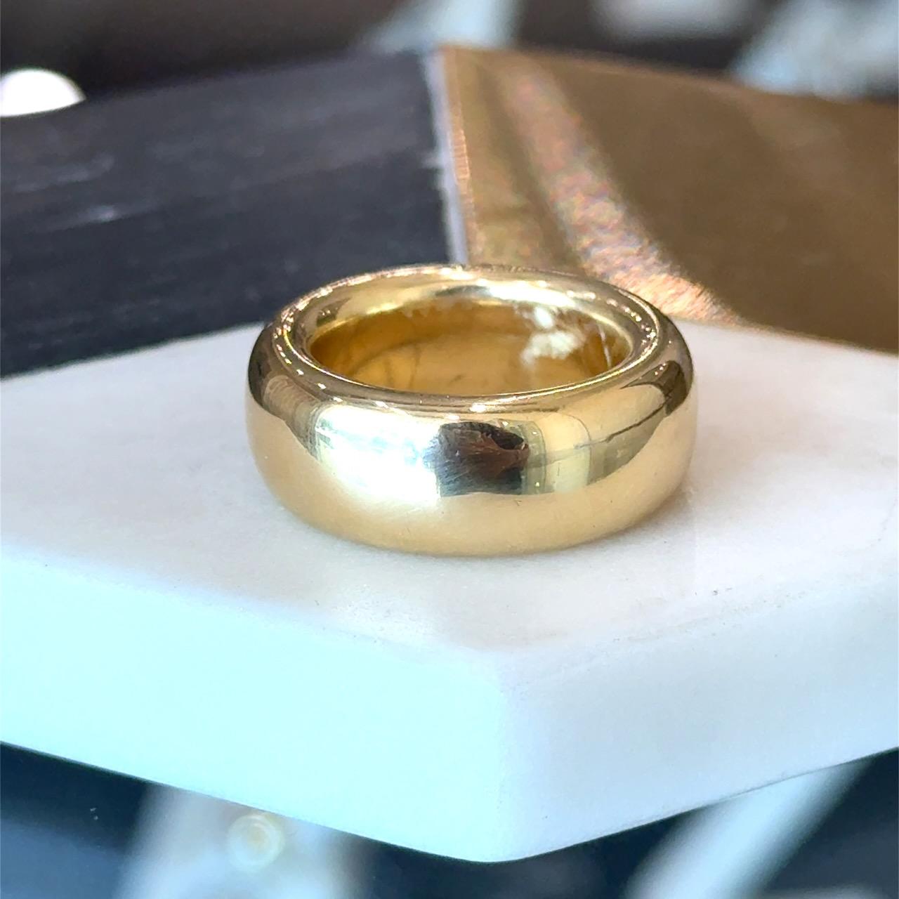 Vintage Pomellato 18K Gelbgold Band
9,5 mm breit
4,4 mm tief
15.6 Gramm 
Größe 6.5
 
Wir garantieren, dass dies 100% authentisch Pomellato ist