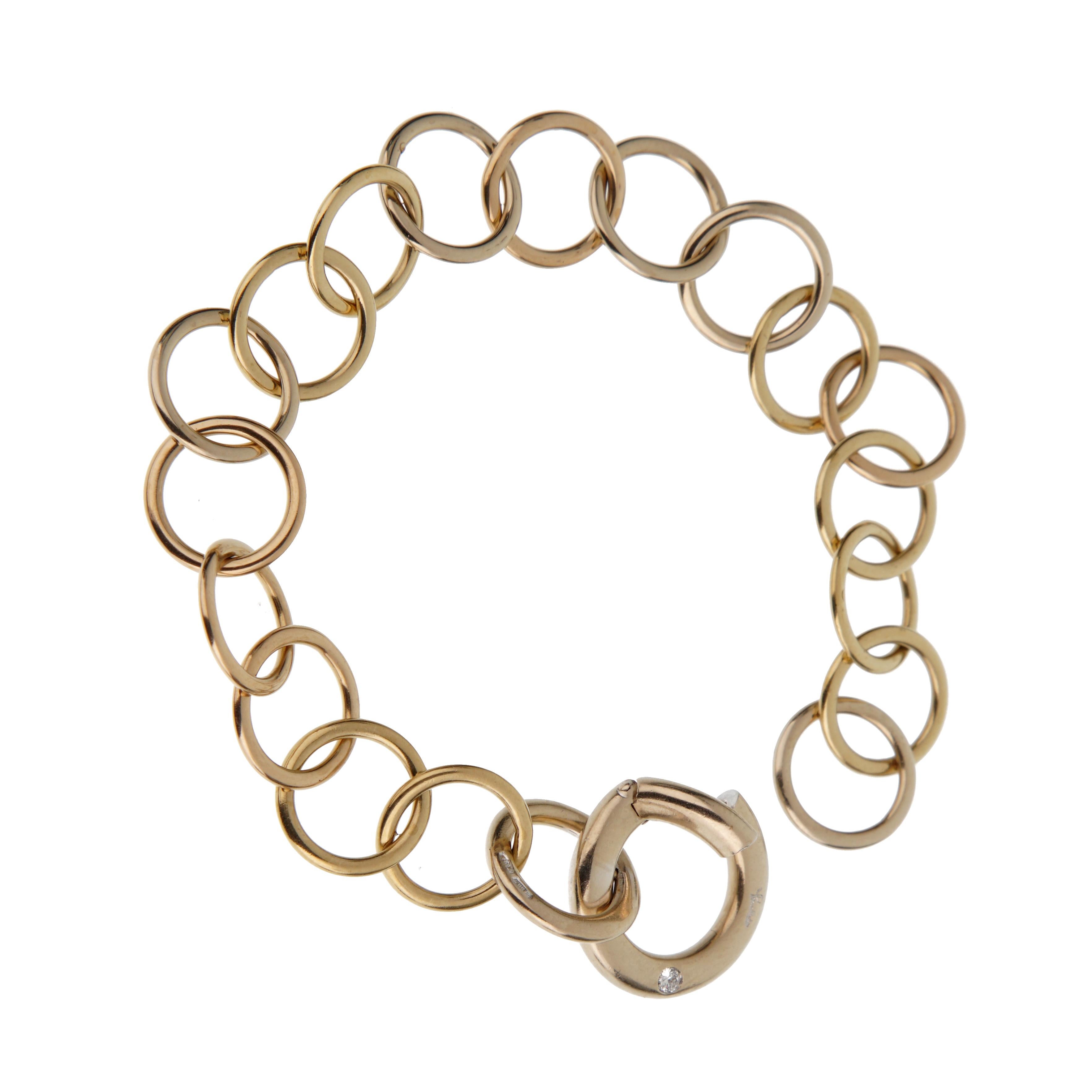 Le bracelet Vintage Pomellato à maillons en chaîne en or blanc, rose et jaune 18k est un modèle sophistiqué qui allie l'artisanat italien intemporel à l'élégance moderne. Mesurant 7 1/2 pouces, il présente des maillons circulaires imbriqués dans