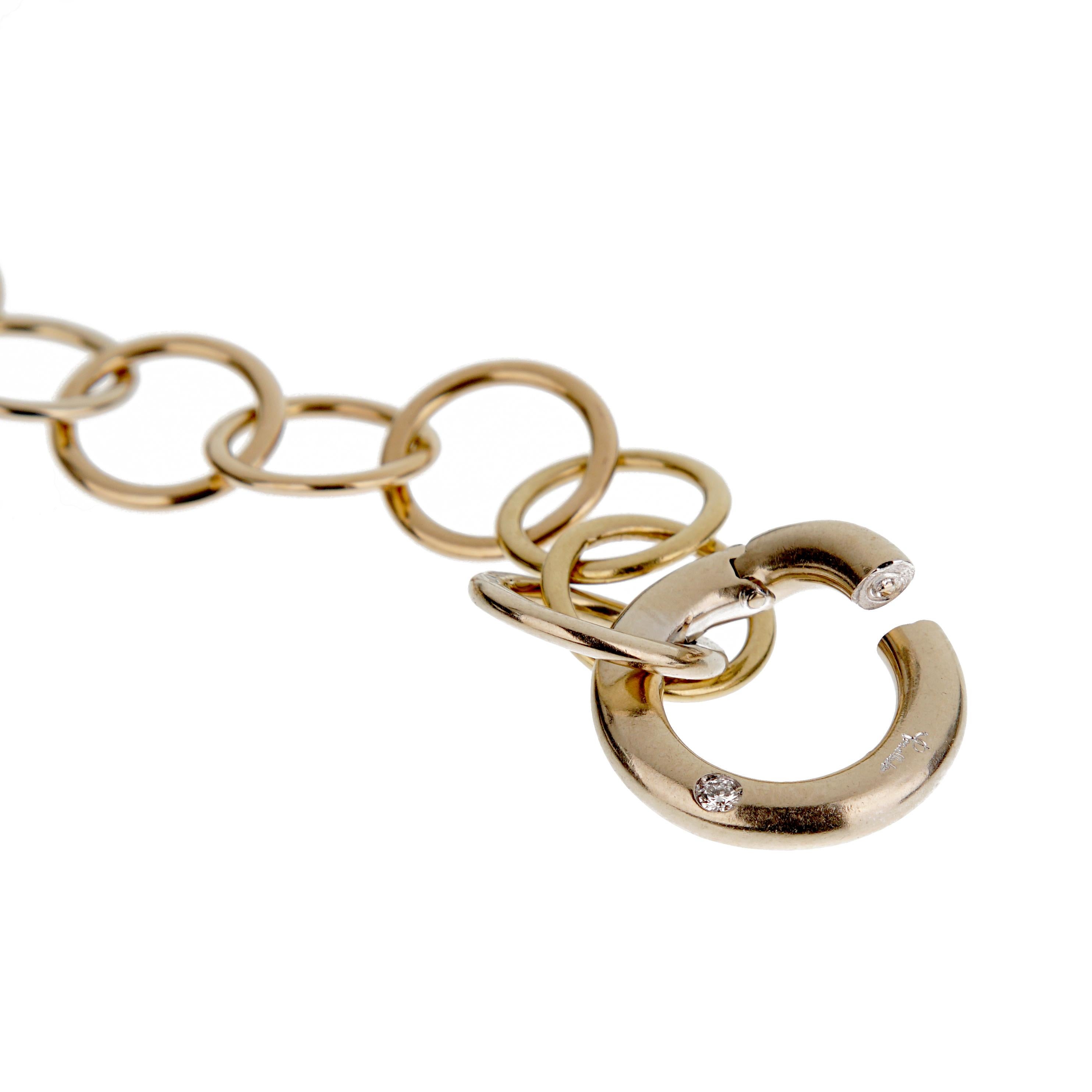 Le bracelet Pomellato en or blanc et jaune 18k à maillons de chaîne et diamants vintage est une pièce raffinée du design milanais qui allie élégance et polyvalence. Mesurant 6 3/4 pouces, il présente des maillons circulaires entrelacés, façonnés