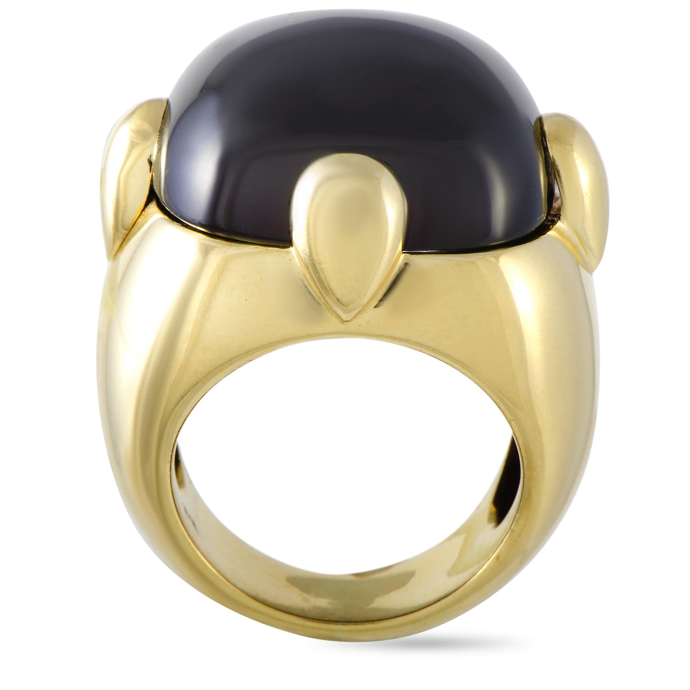 This Pomellato ring is crafted from 18K yellow gold and set with a garnet. The ring weighs 26.8 grams, boasting band thickness of 16 mm and top height of 13 mm, while top dimensions measure 25 by 23 mm.
Ring Size: 6

Offered in estate condition,