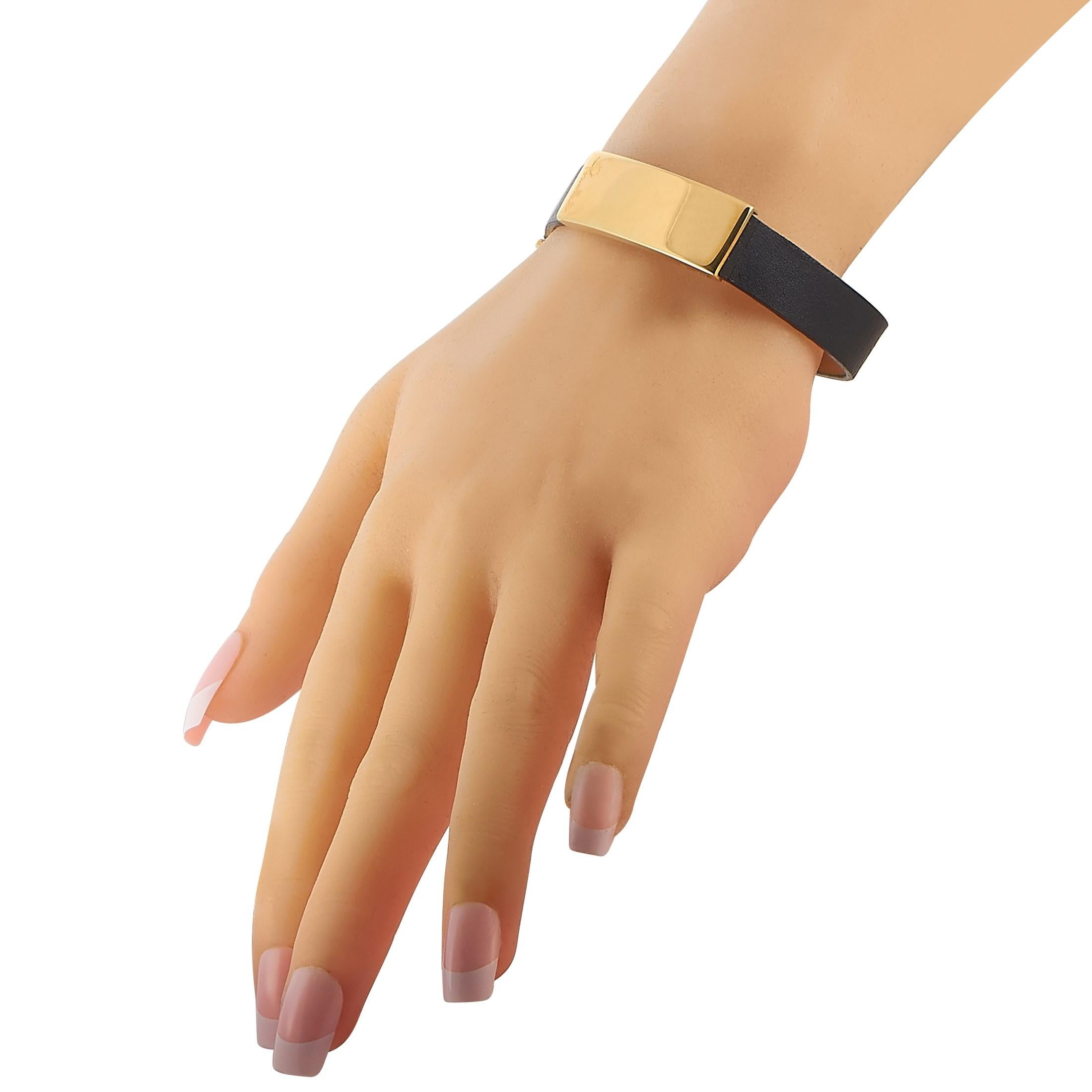 Complétez votre tenue glam rock avec ce bracelet étroit en or jaune 18 carats et cuir de Pomellato. Cet accessoire de poignet comporte un bracelet en cuir noir plus fin avec une boucle en or massif. Telle une ceinture au poignet:: cette pièce