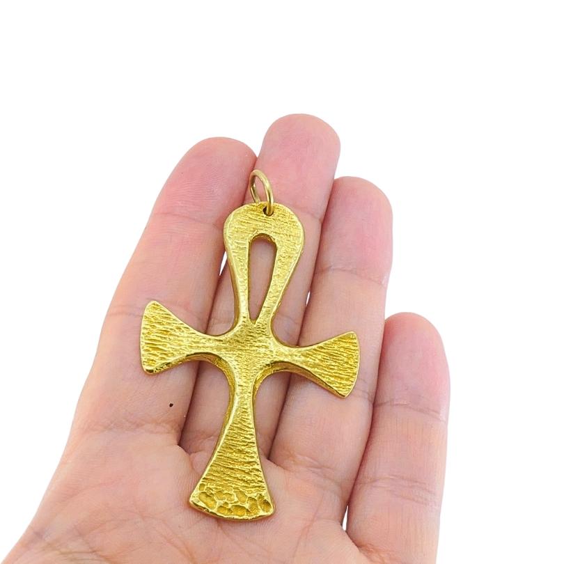 Dieser Pomellato-Anhänger ist aus massivem 18-karätigem Gelbgold gefertigt und zeigt ein markantes Ankh-Kreuz-Design. Das Ankh, auch bekannt als der Schlüssel des Lebens, ist ein ägyptisches Symbol, das für Leben und Vitalität steht. Er ist 1 9/16