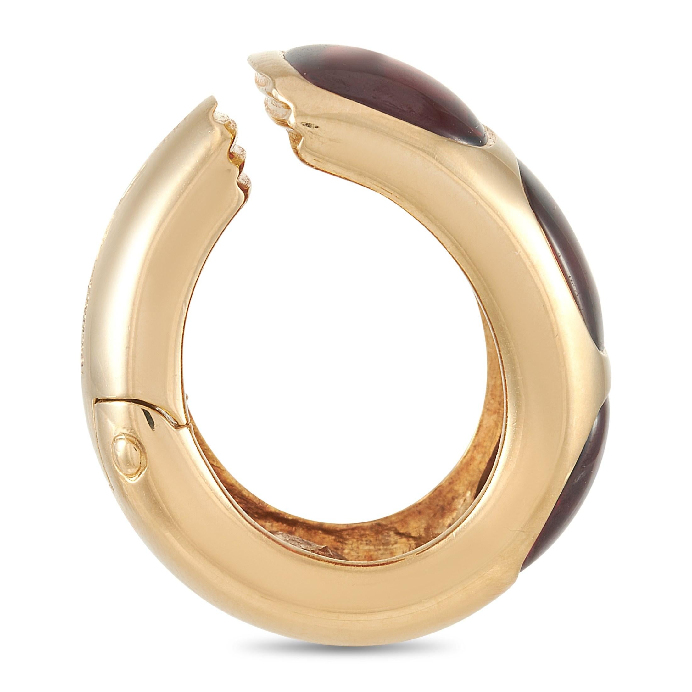 Diese Pomelatto-Ohrringe sind aus 18 Karat Gelbgold gefertigt und mit drei wunderschönen Granatsteinen besetzt. Sie wiegen jeweils 11,4 Gramm und messen 0,75 x 0,5 Zoll. 
Das Ohrring-Set wird in einem Nachlasszustand angeboten und in einer