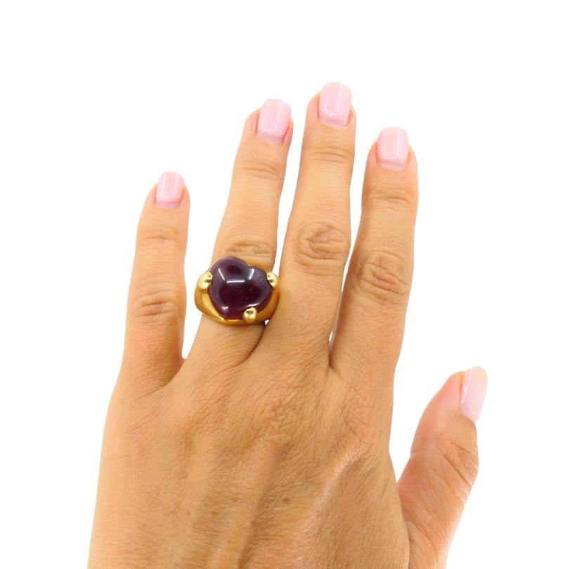 Design/One : Pomellato
Matériaux : Or jaune 18K
Pierre : Tourmaline
Poids : 19,2 grammes
Dimensions : Diamètre de la pierre - 5/8