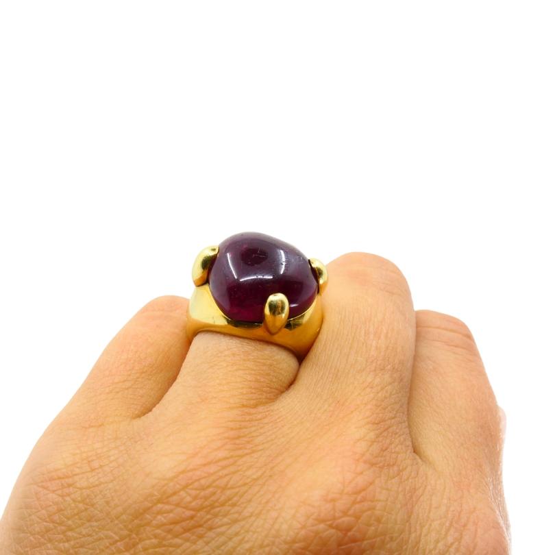 Taille cabochon Pomellato Bague en or jaune 18 carats avec tourmaline en forme de coeur en vente