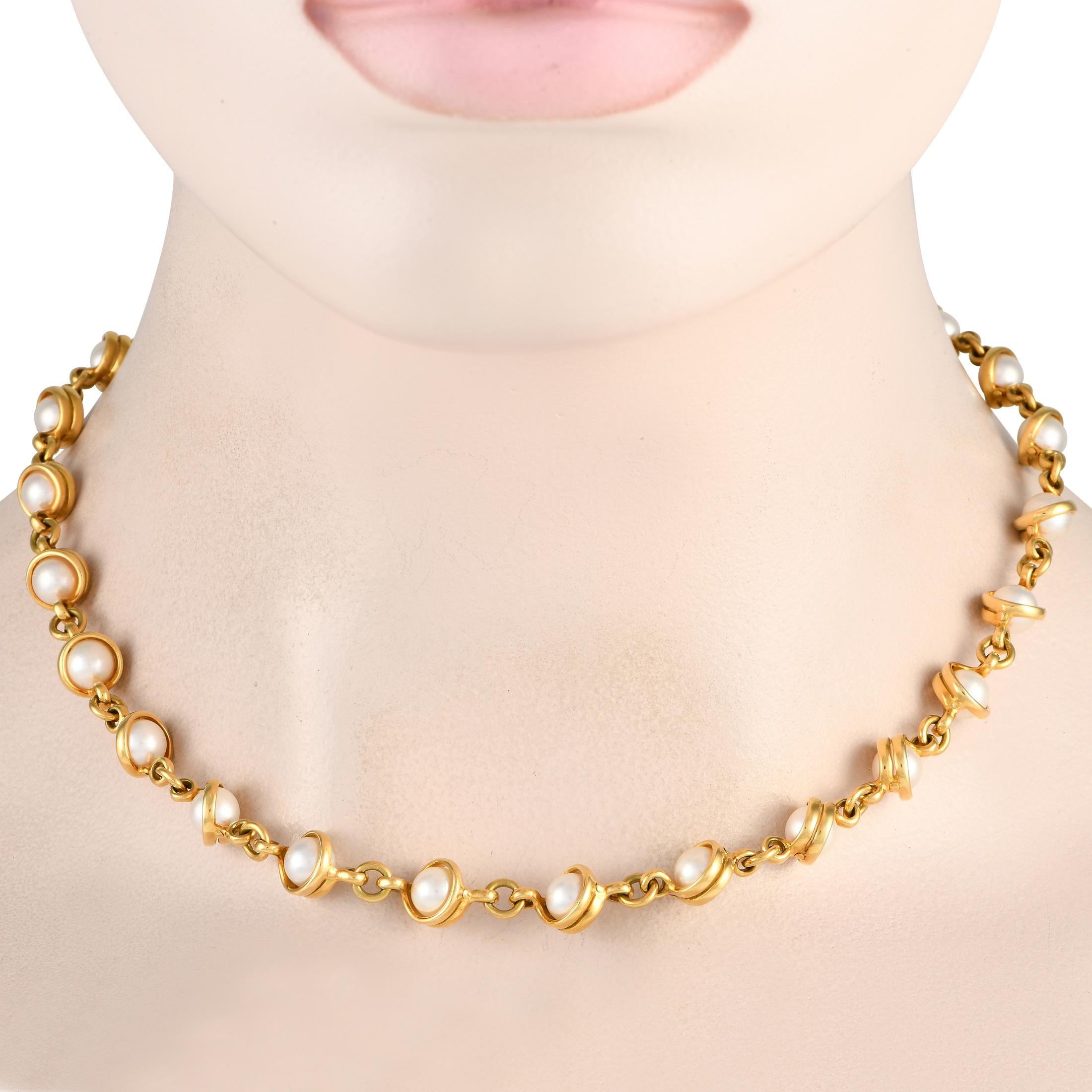 It's easy to find yourself enamored by the vintage yet high-fashion style of this Pomellato necklace. The piece features pearl-carrying links connected together to form a necklace that lays elegantly across the collarbone. The necklace measures 16.5