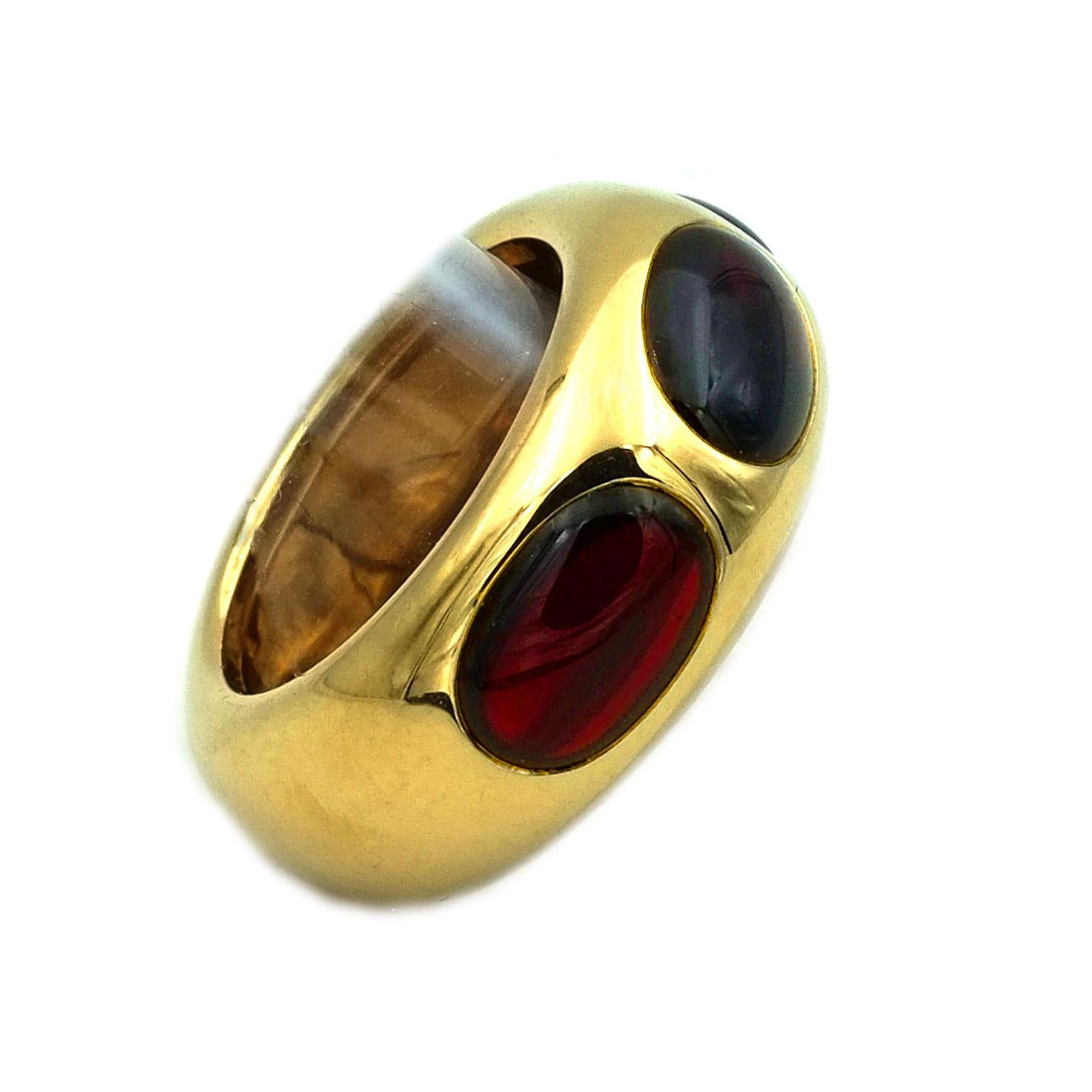 Pomellato 18K Yellow Gold Rubelite Cabochon Ring 

Sporty, elegant Pomellato gold ring as a solid band ring, set with three deep red rubelite cabochons.

Authentic goldsmith work from Pomellato in high-quality solid handwork made of fine 18-carat