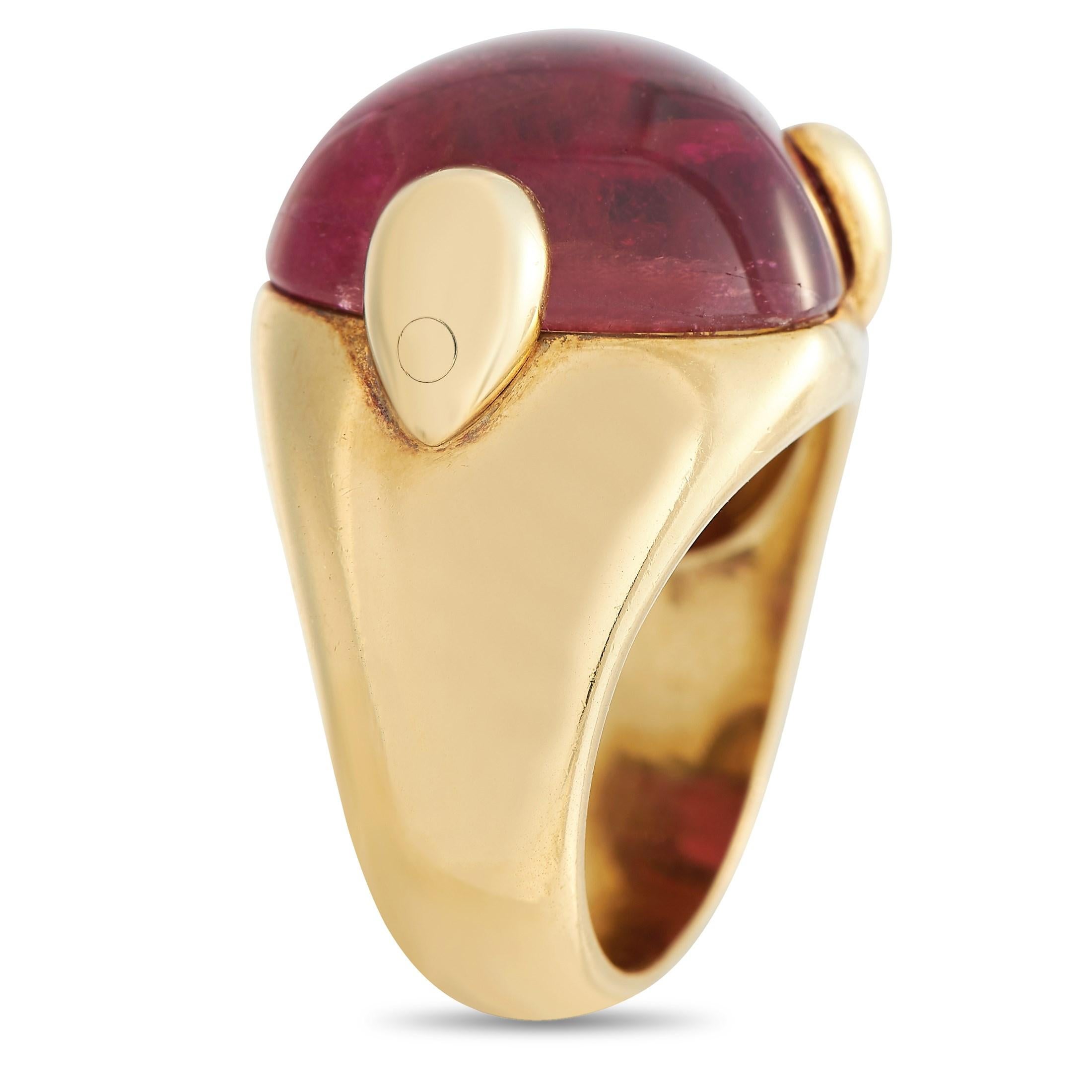Ein auffälliger roter Turmalin in Herzform steht im Mittelpunkt dieses eleganten Pomellato-Rings. Die schlichte Fassung dieses aus 18 Karat Gelbgold gefertigten Schmuckstücks weist ein 7 mm breites Band und eine obere Höhe von 11 mm auf. 

Dieses
