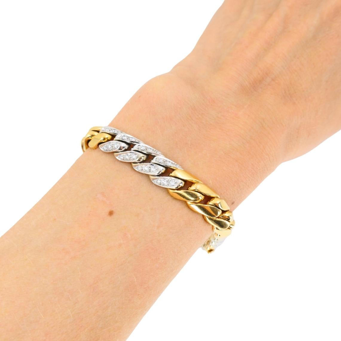 Bracelet Pomellato en or blanc et jaune 18 carats à maillons serrés, orné de diamants.
Les maillons alternés créent une transition en douceur entre les riches tons jaunes et le chatoiement froid de l'or blanc. Chaque maillon en or blanc est serti de