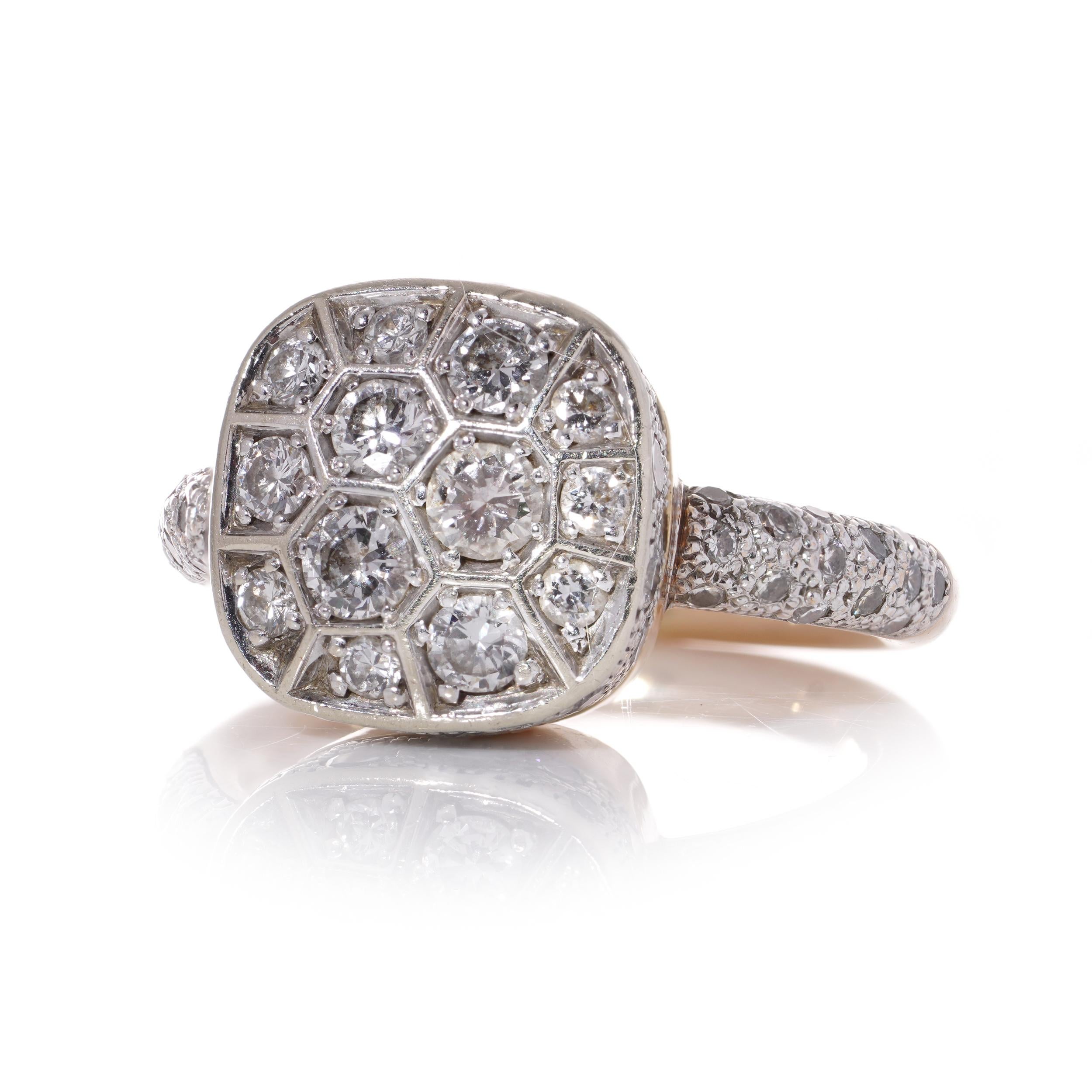 Pomellato 18kt white and rose gold Nudo Solitaire Assoluto ring. 

The Nudo Solitaire Assoluto ring prominently features diamonds, taking on a central role. White gold is utilized to set white diamonds, resulting in a radiant and warm glow.

This