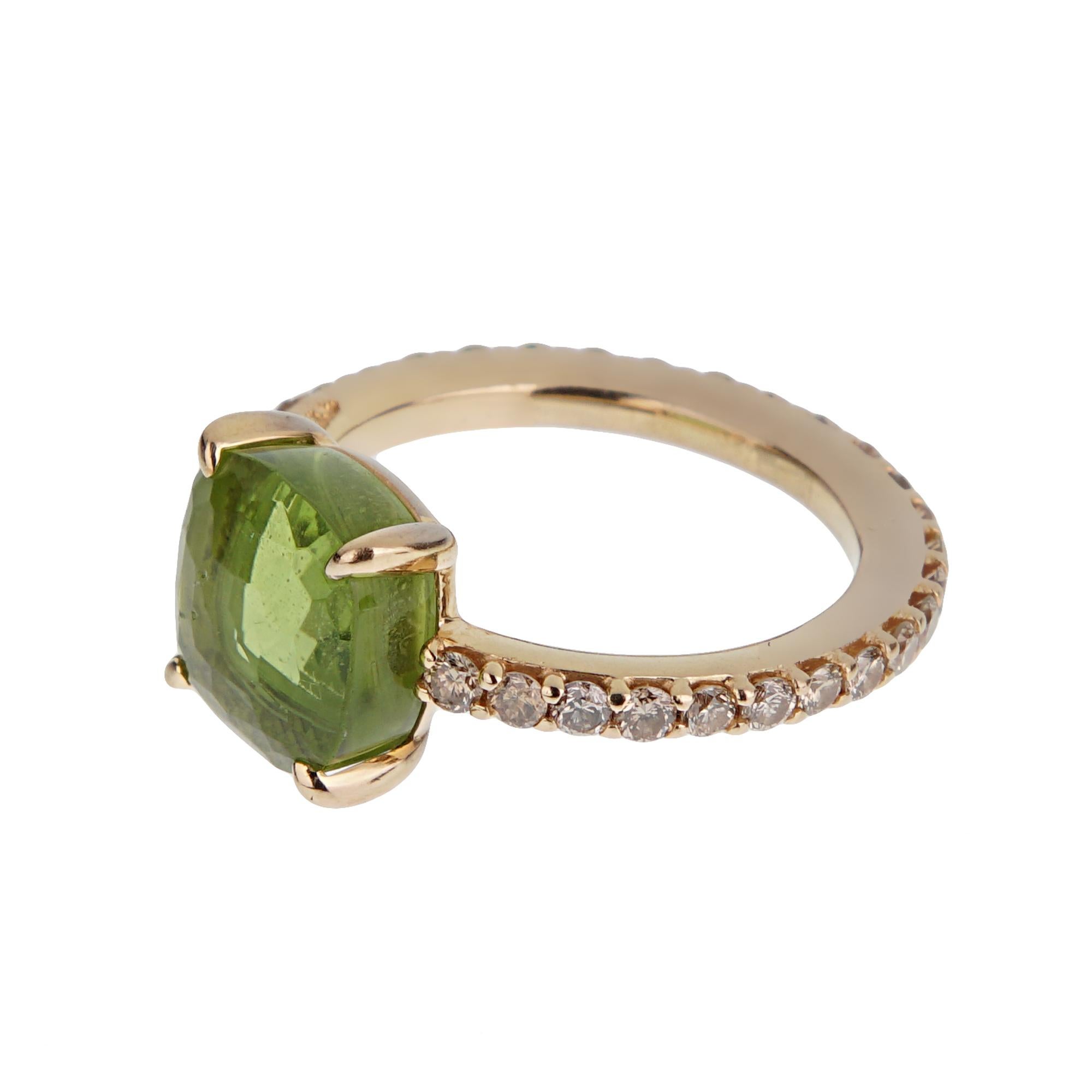 La bague Pomellato en péridot de 3,84 carats et diamant champagne en or jaune 18 carats est une expression vibrante de l'élégance et de l'amour de la couleur qui caractérisent la marque. Centrée sur un péridot de 3,84 carats taillé en coussin, la