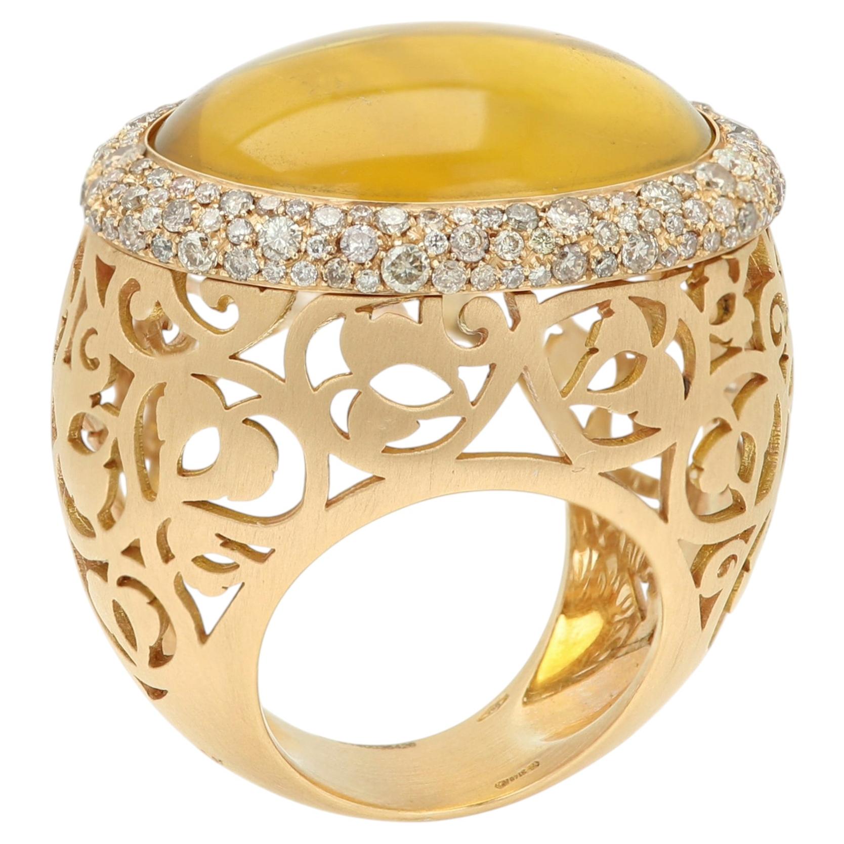 Anello Pomellato Ambar in oro giallo 18k con lavorazione a filigrana opaca e grande cabochon giallo in vendita